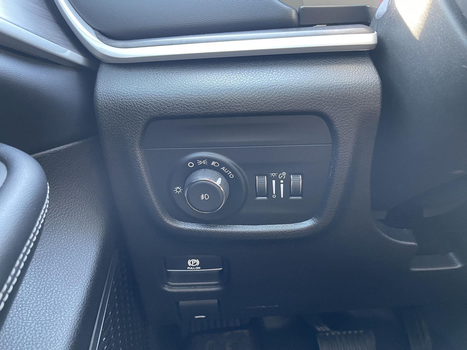 Vehicle photo 16