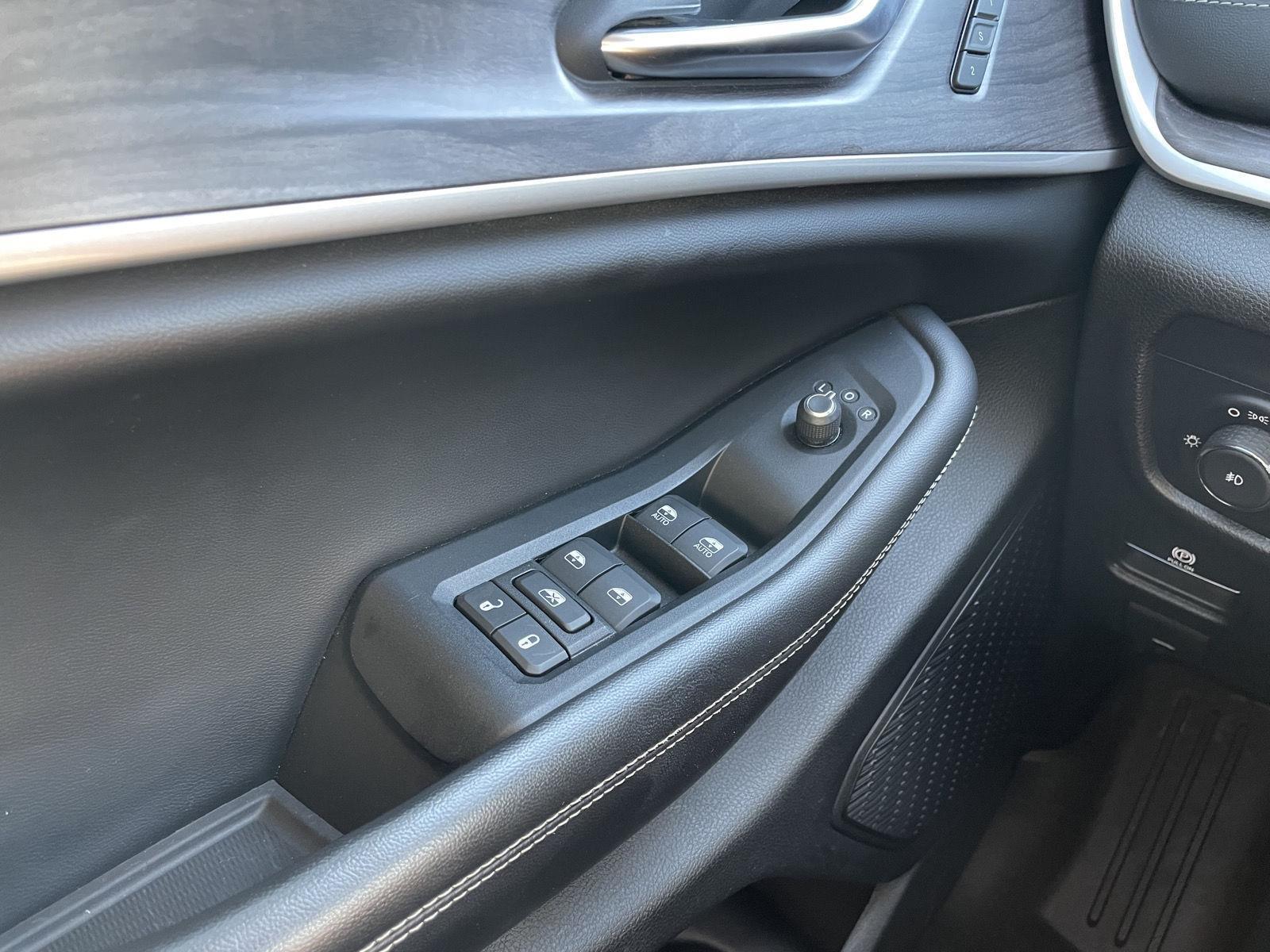 Vehicle photo 29