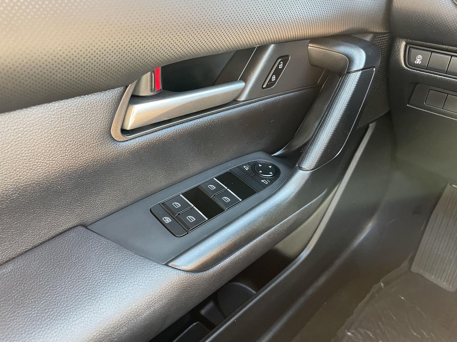 Vehicle photo 26