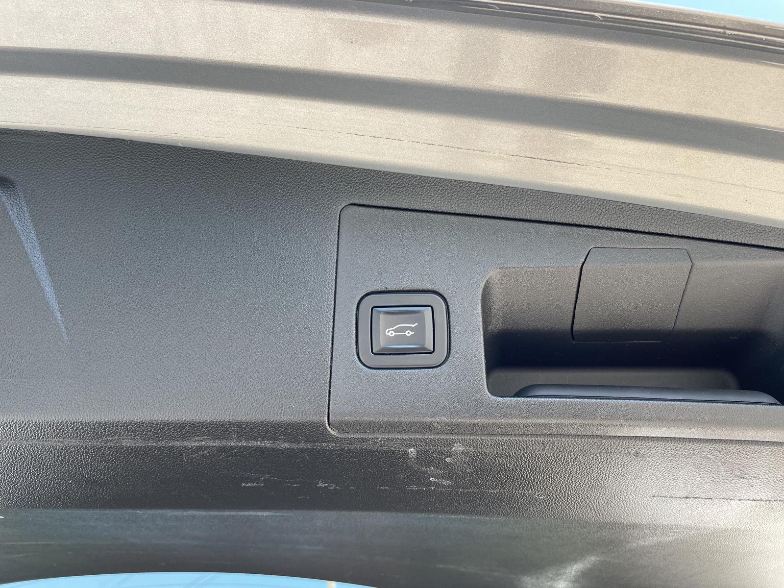 Vehicle photo 33