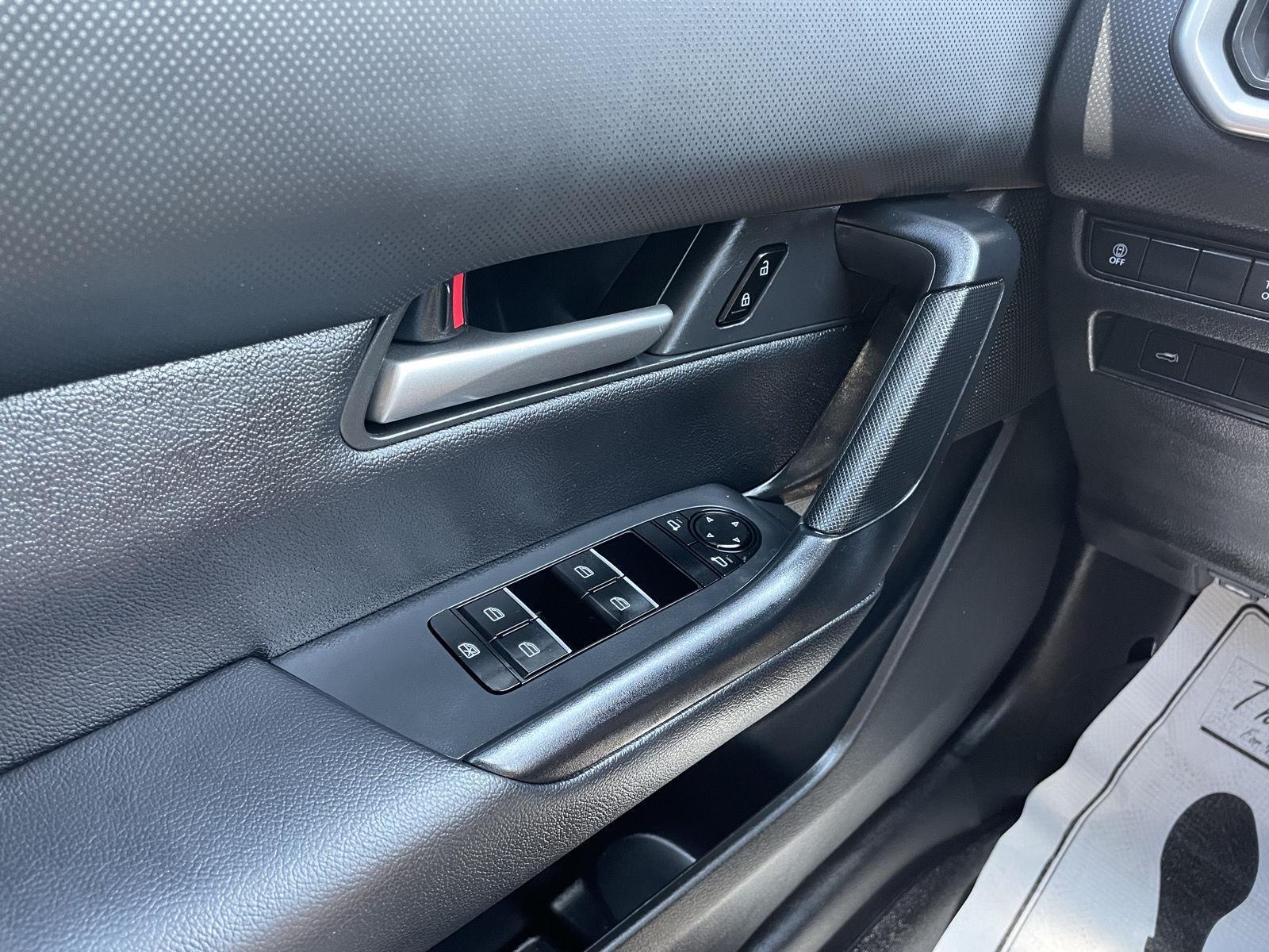 Vehicle photo 27