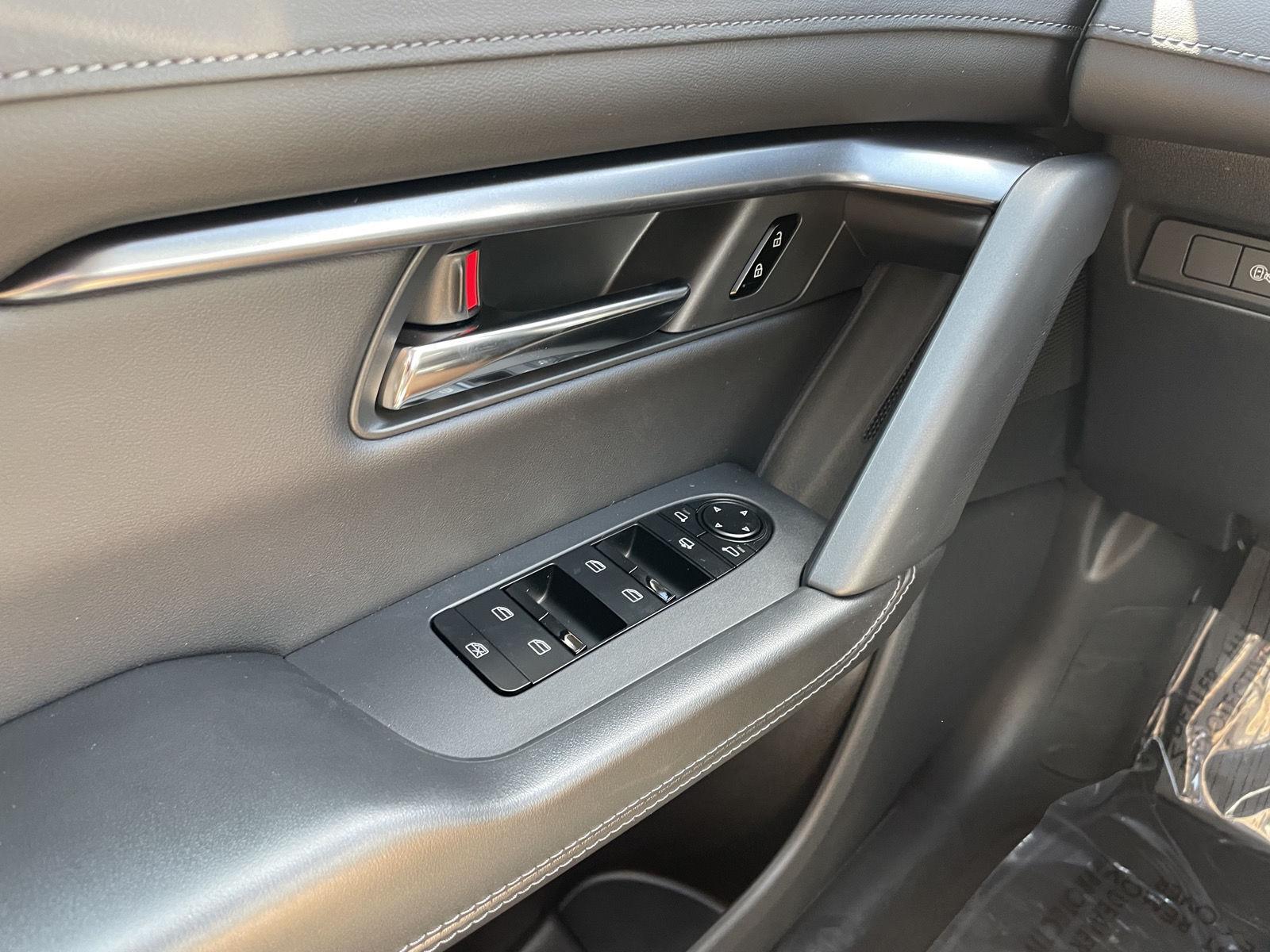 Vehicle photo 27