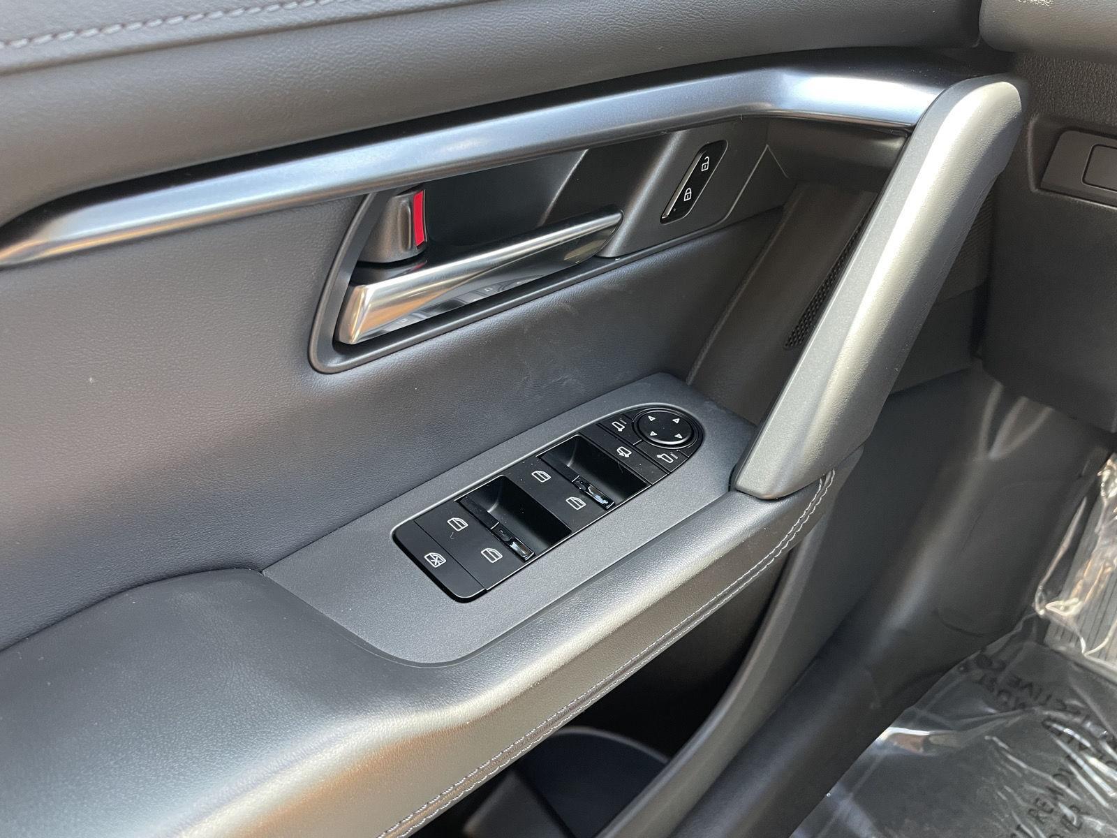 Vehicle photo 27