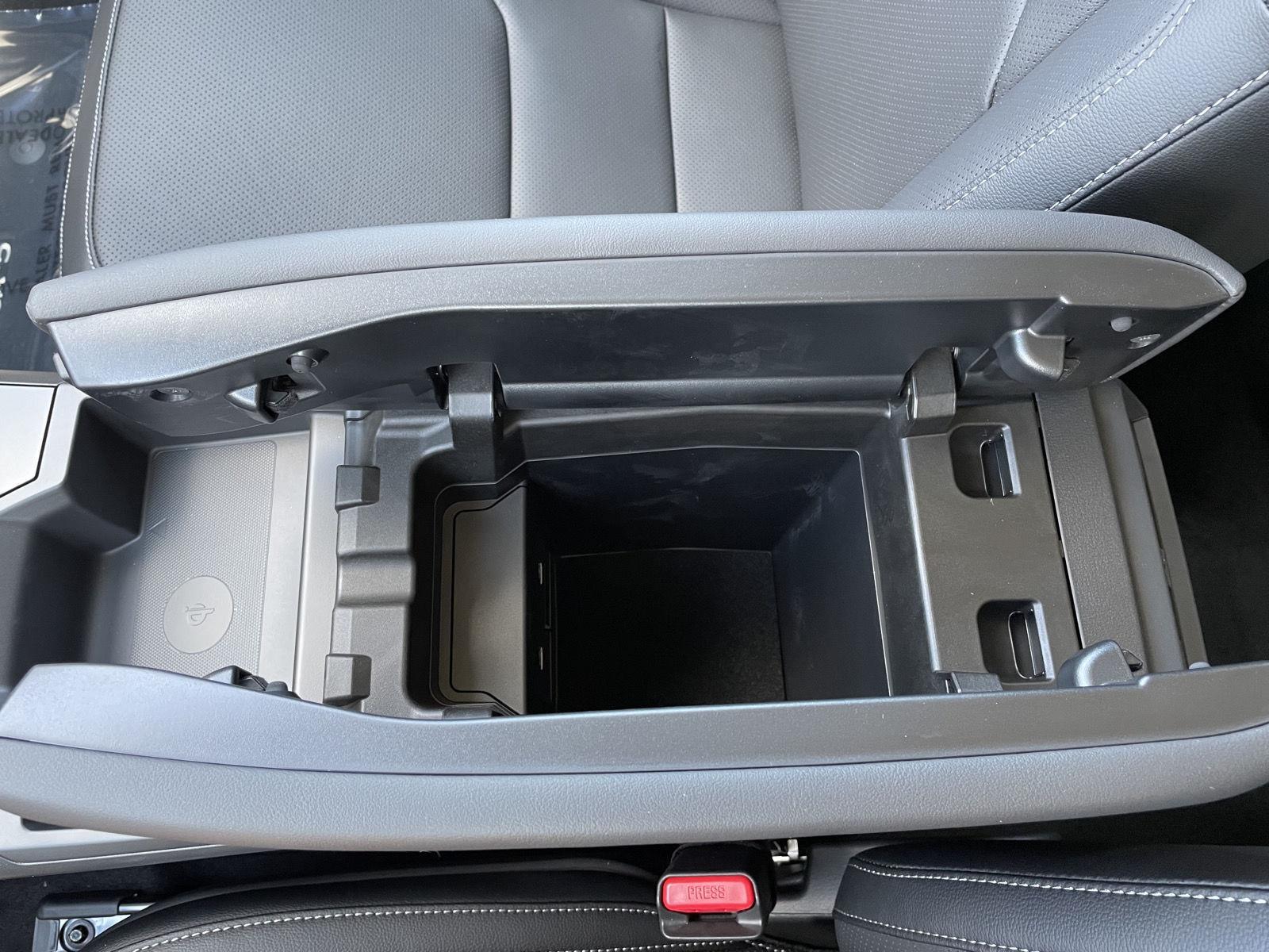 Vehicle photo 30