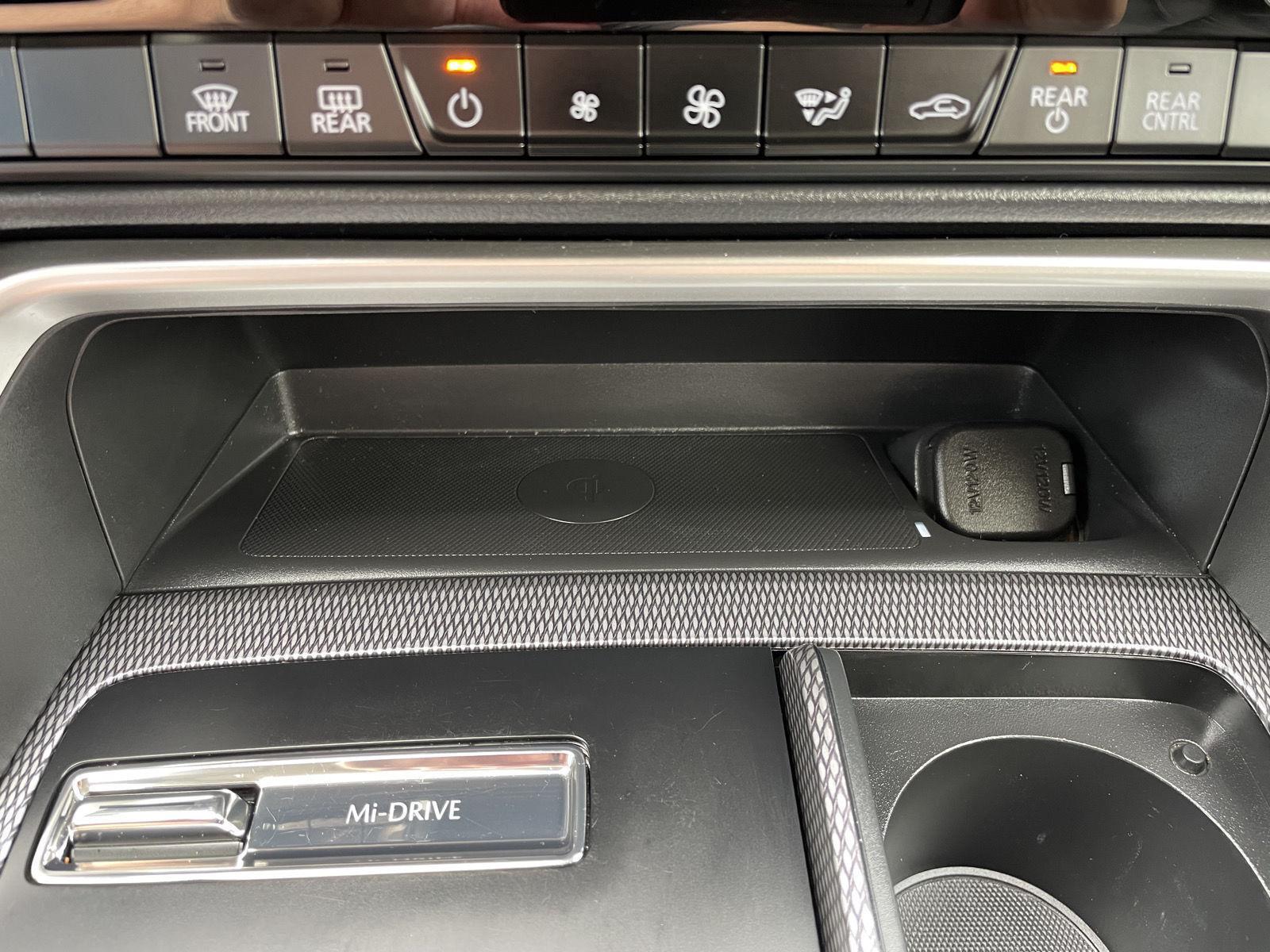 Vehicle photo 30
