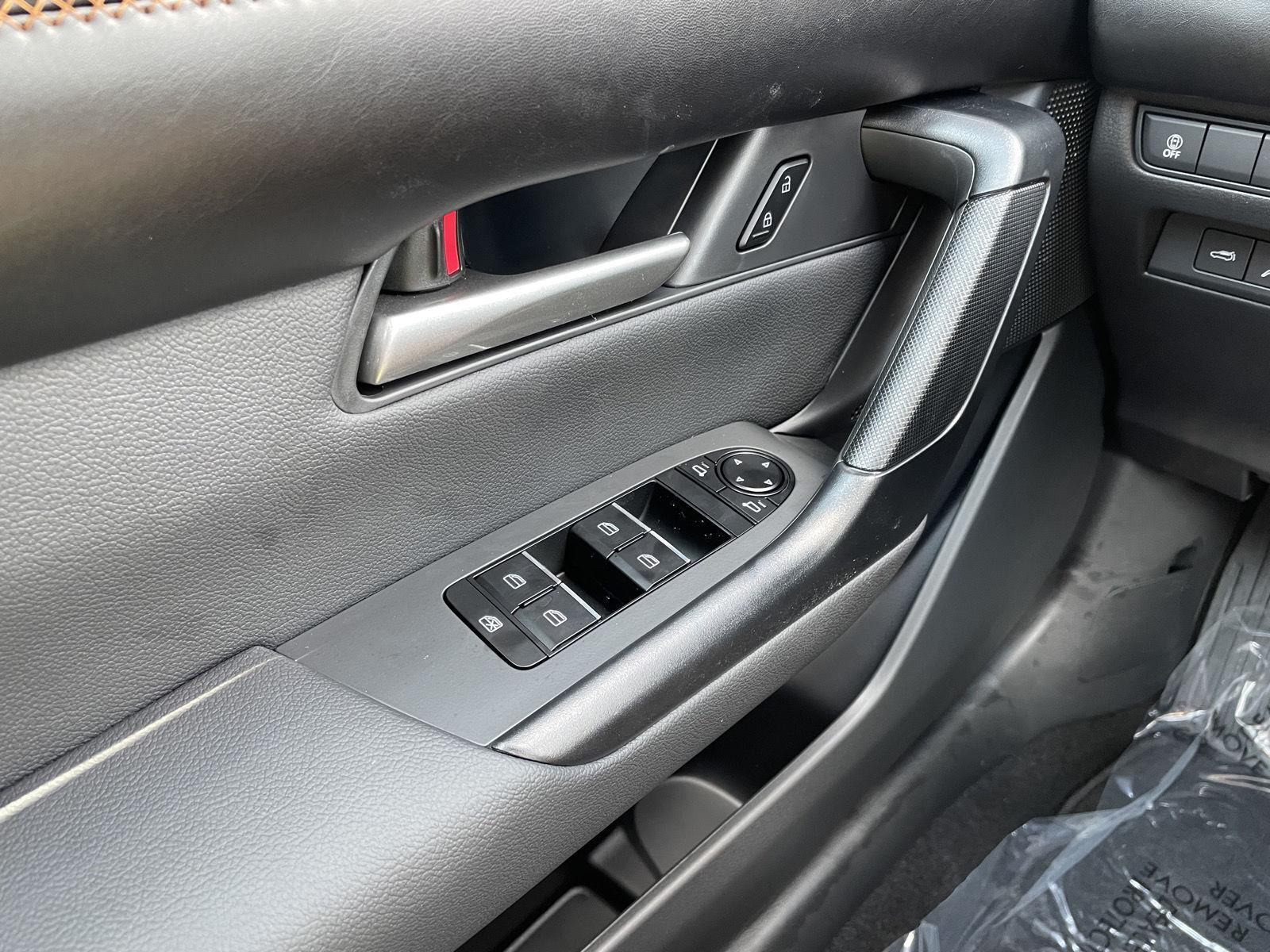 Vehicle photo 28
