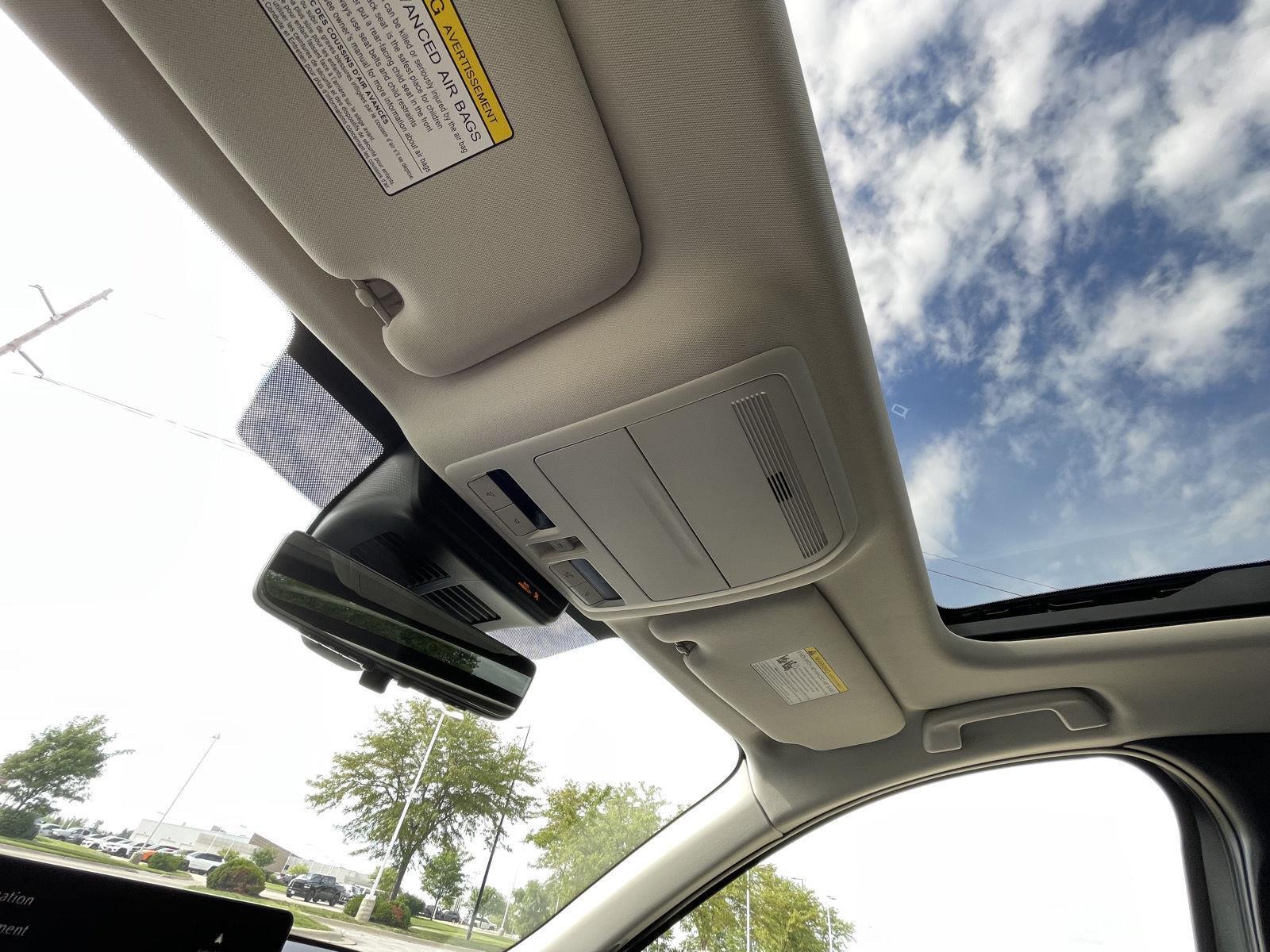 Vehicle photo 23