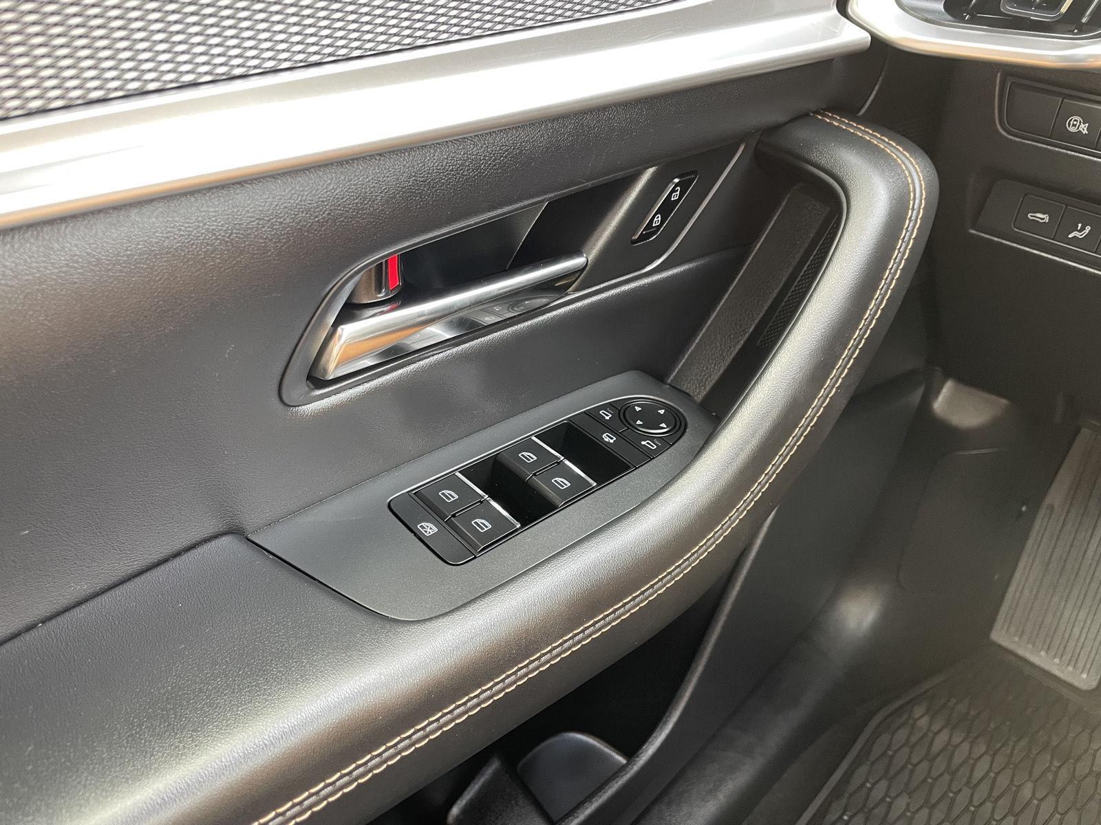 Vehicle photo 32
