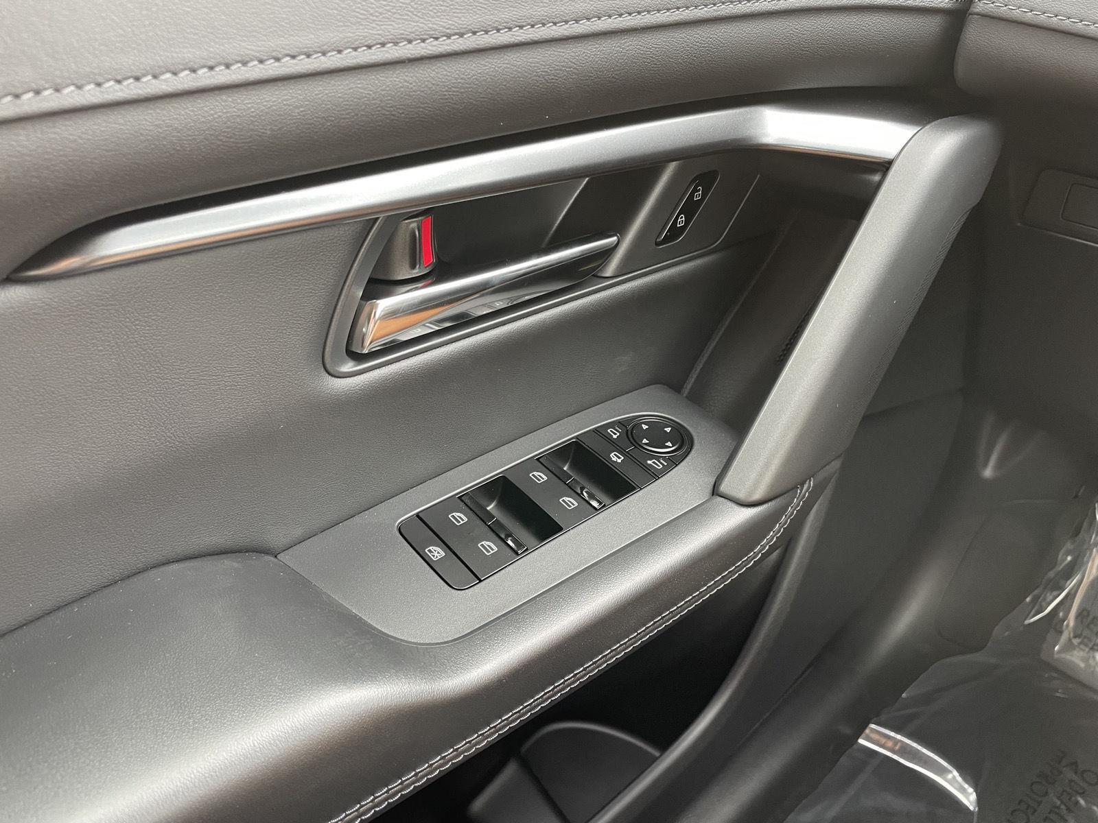 Vehicle photo 24