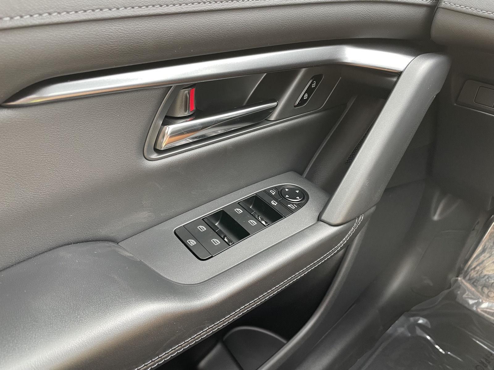 Vehicle photo 27