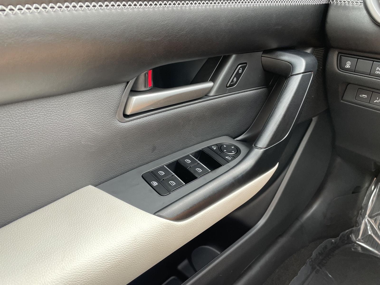 Vehicle photo 28