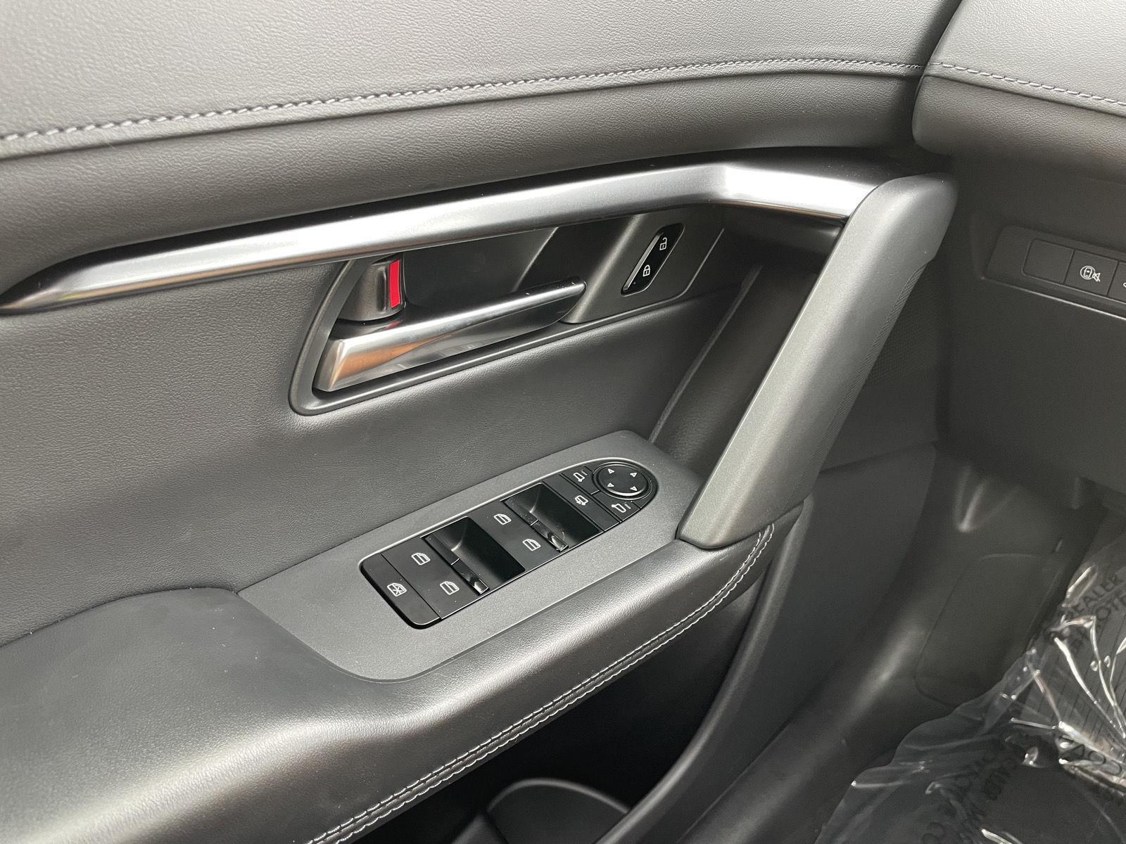 Vehicle photo 27