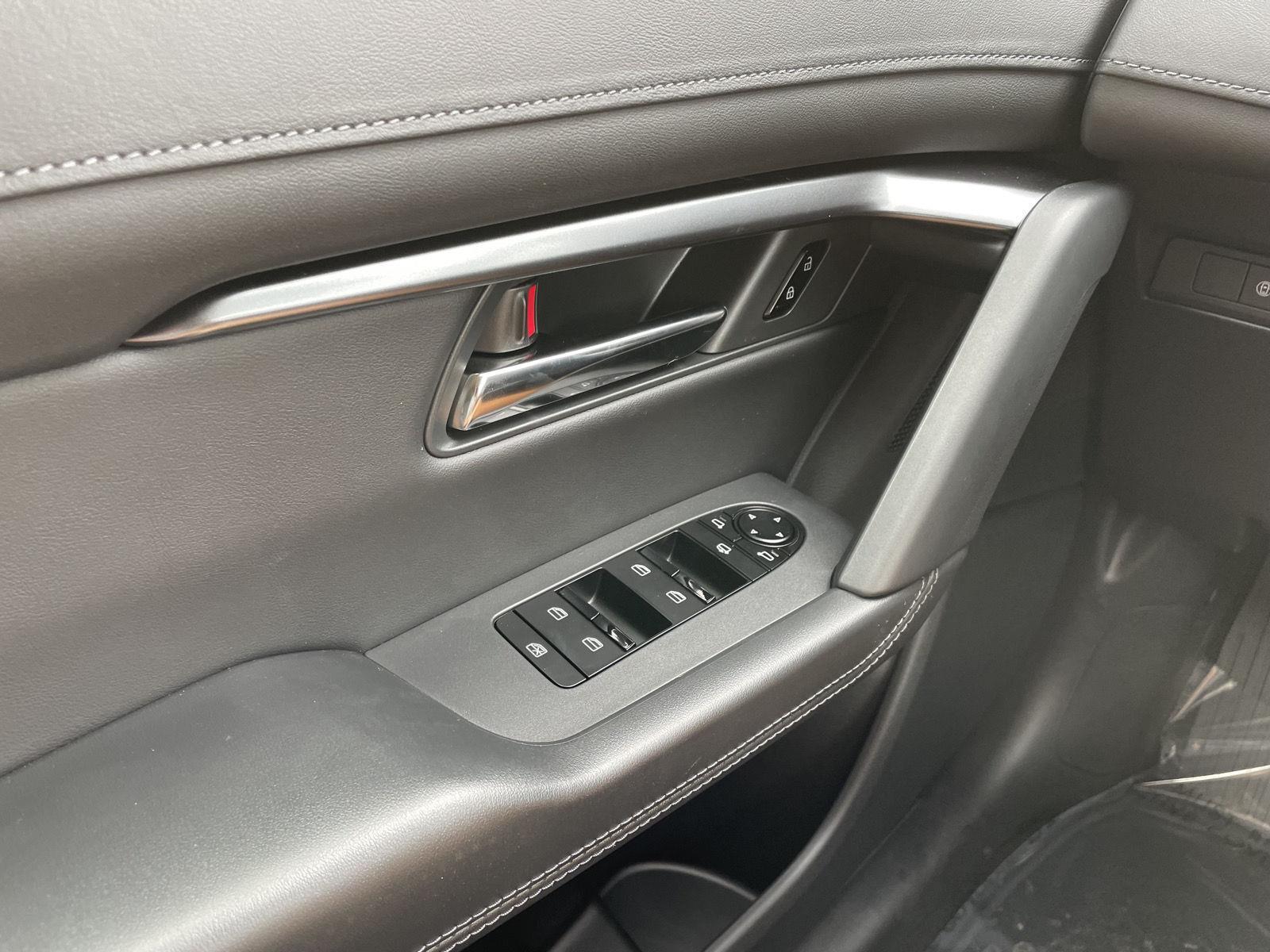 Vehicle photo 25