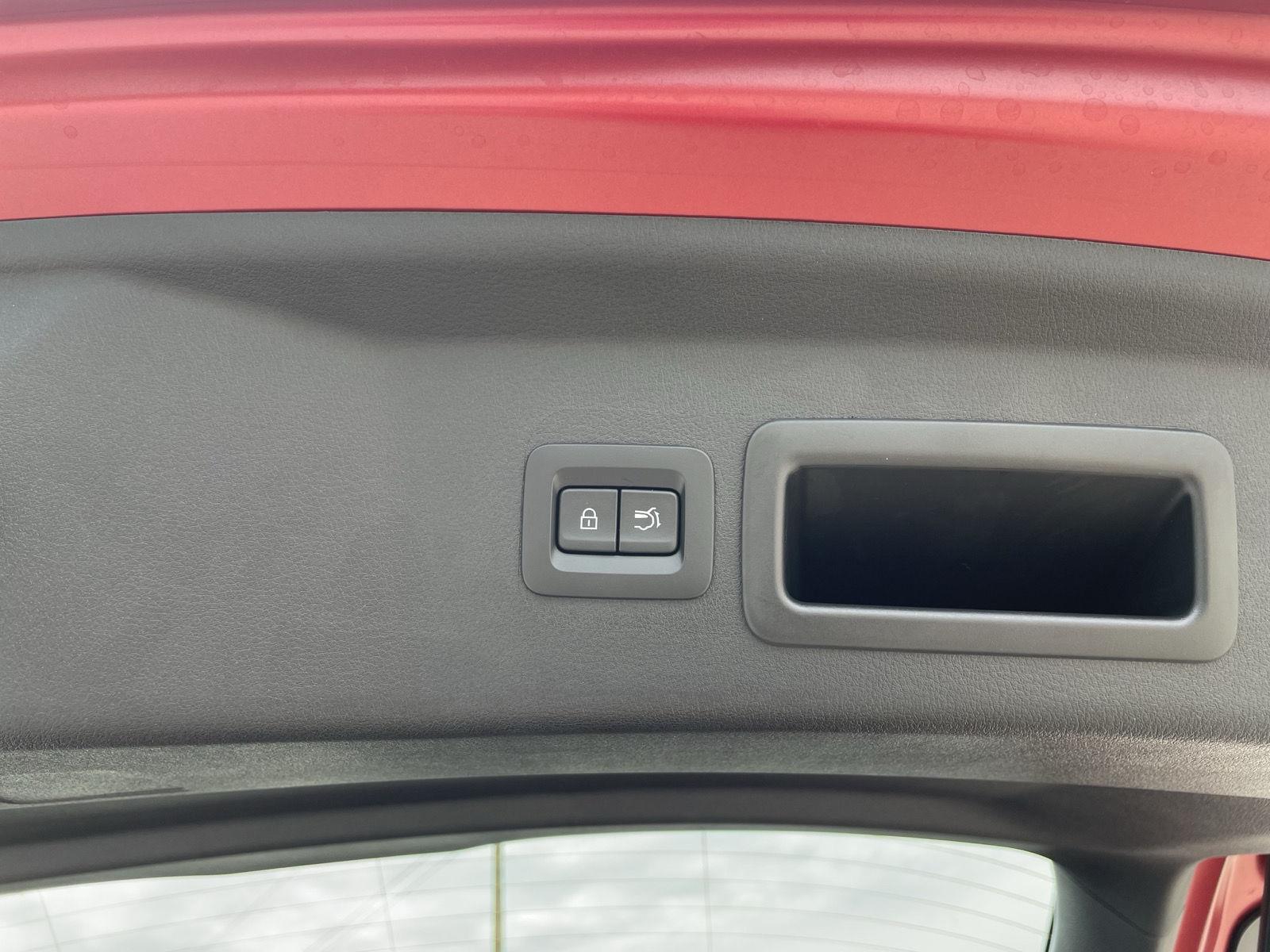 Vehicle photo 33