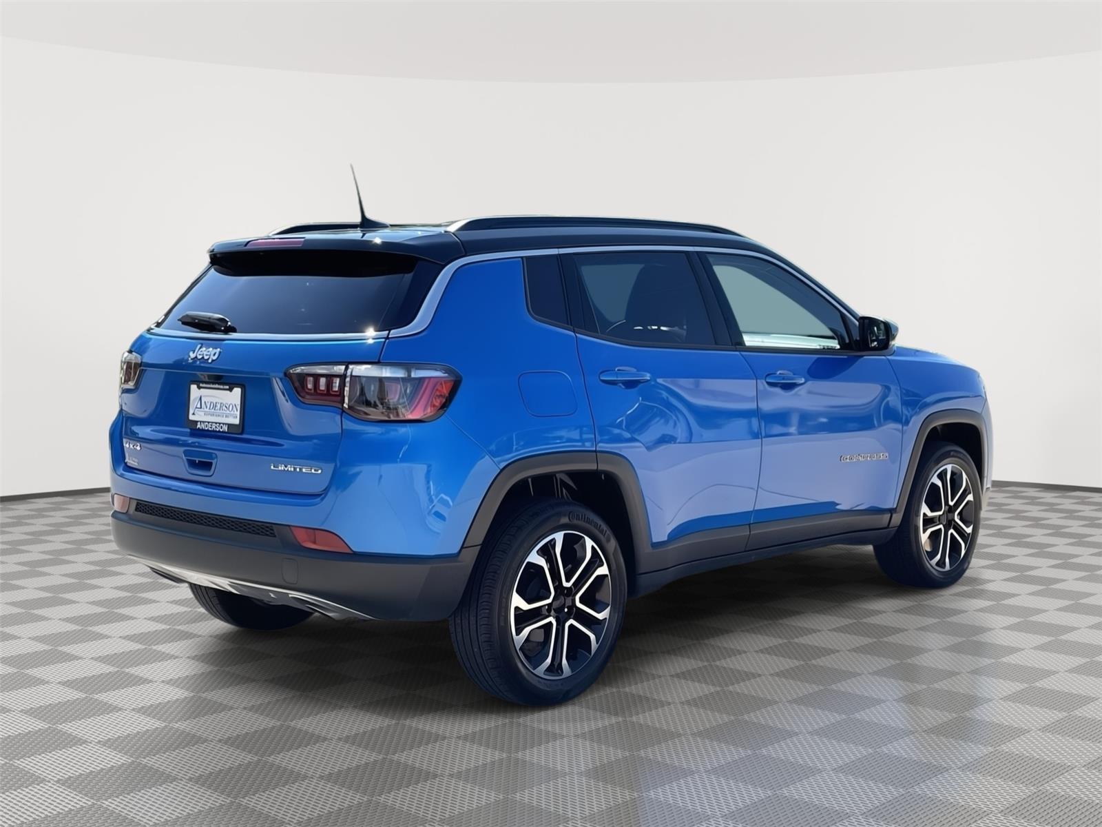 Vehicle photo 7