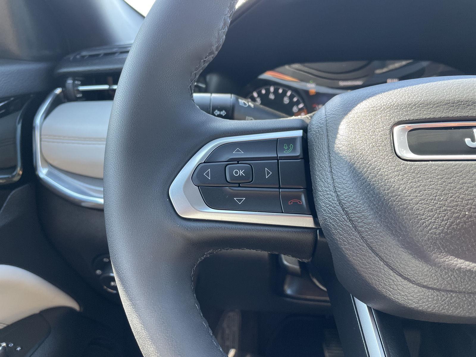 Vehicle photo 13