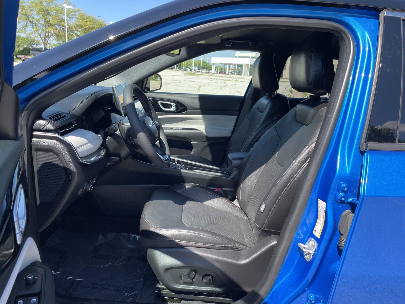 Vehicle photo 17