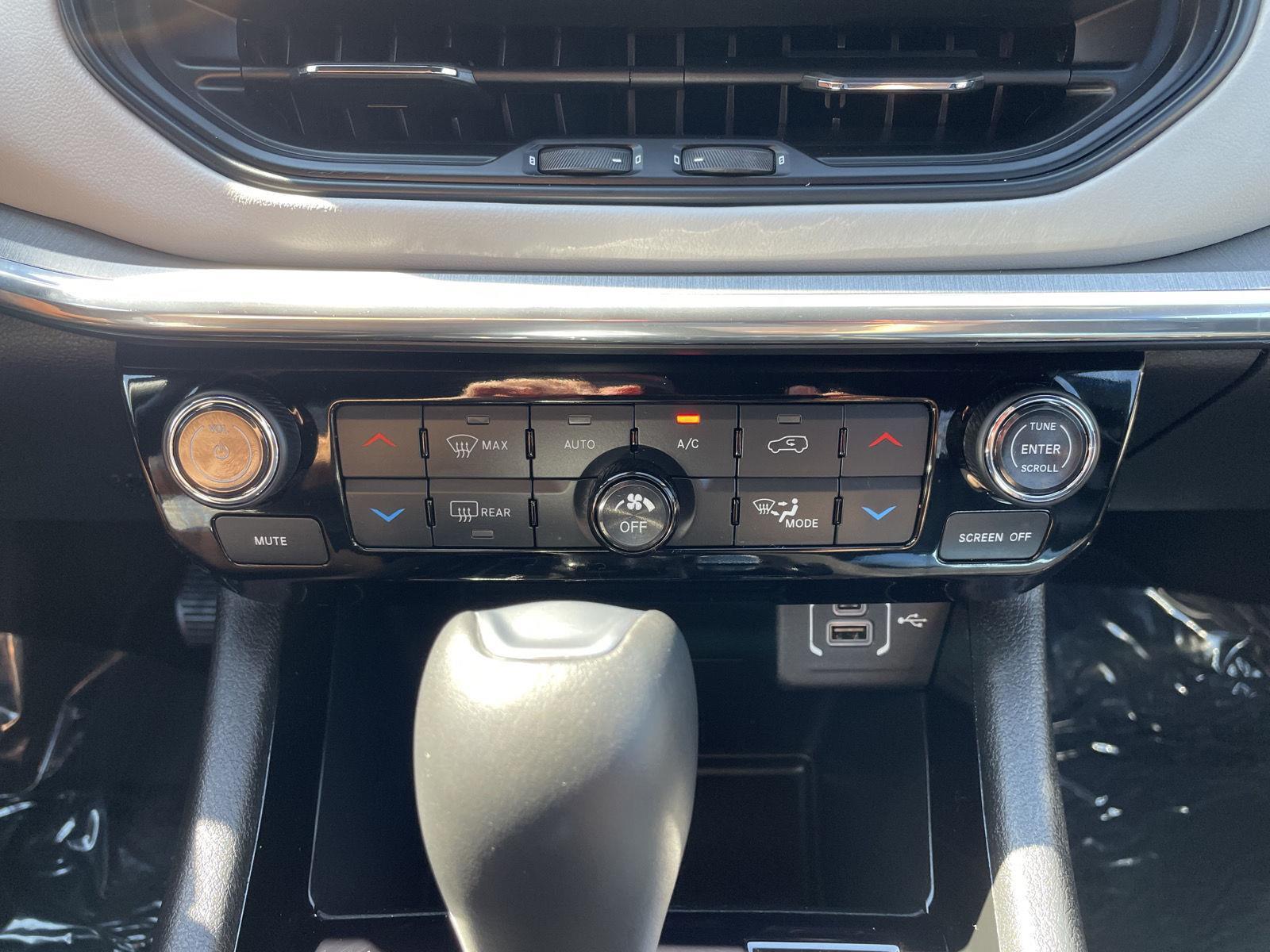 Vehicle photo 25