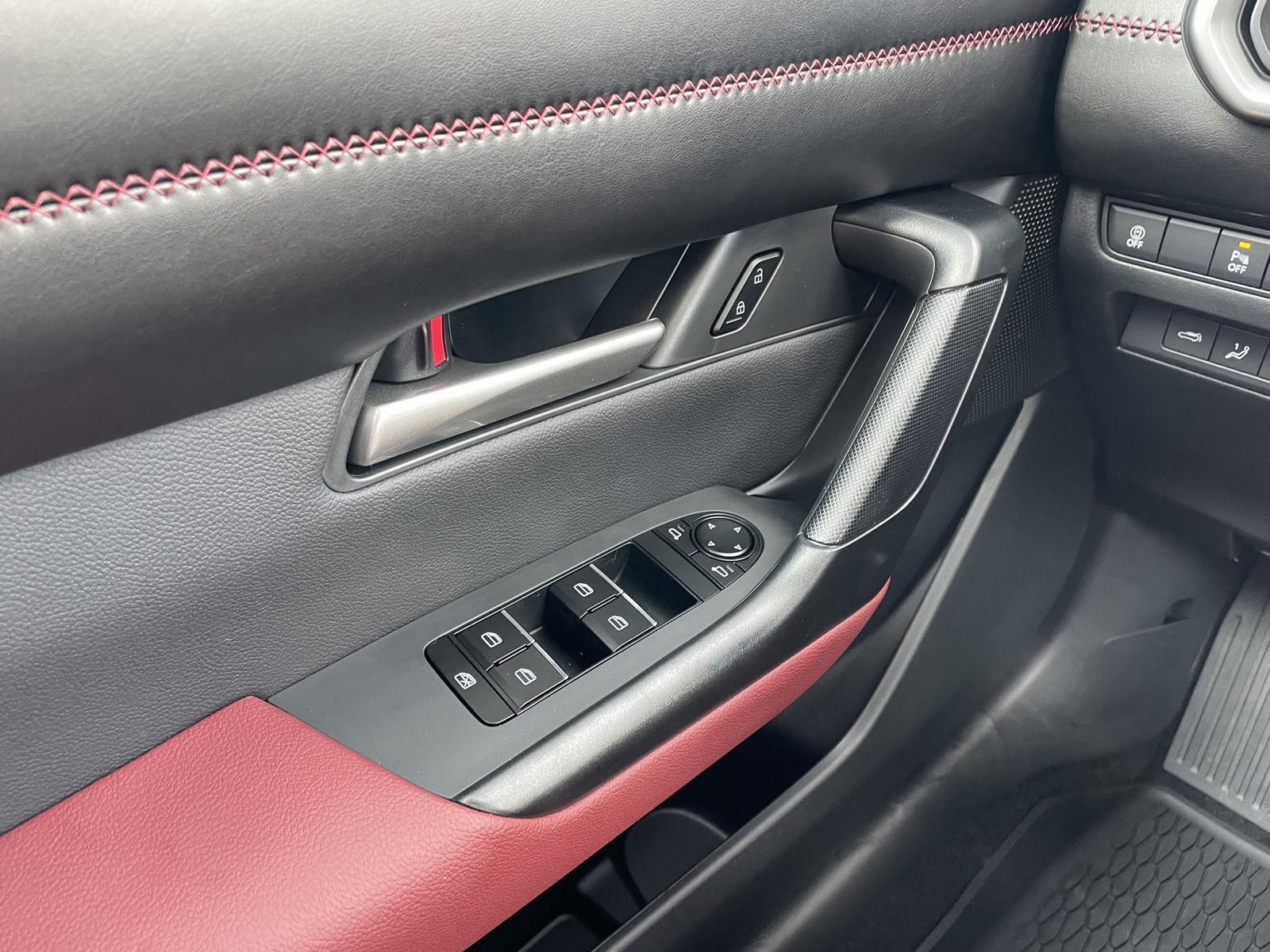 Vehicle photo 28