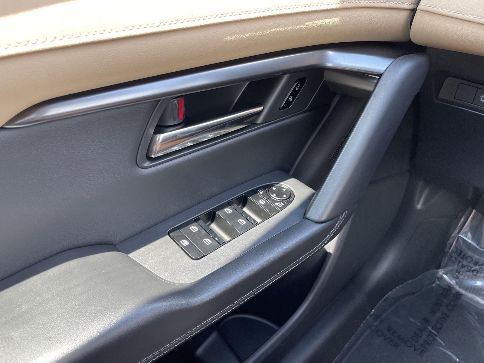 Vehicle photo 27