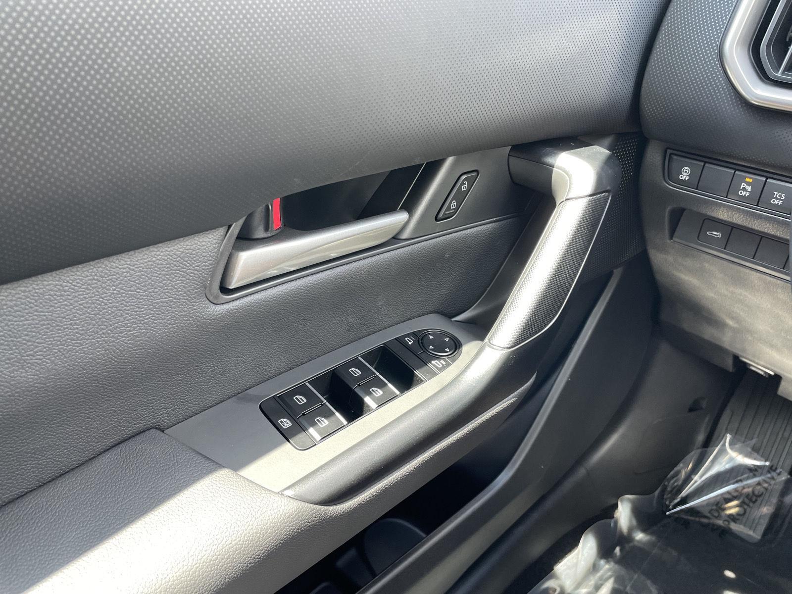 Vehicle photo 27