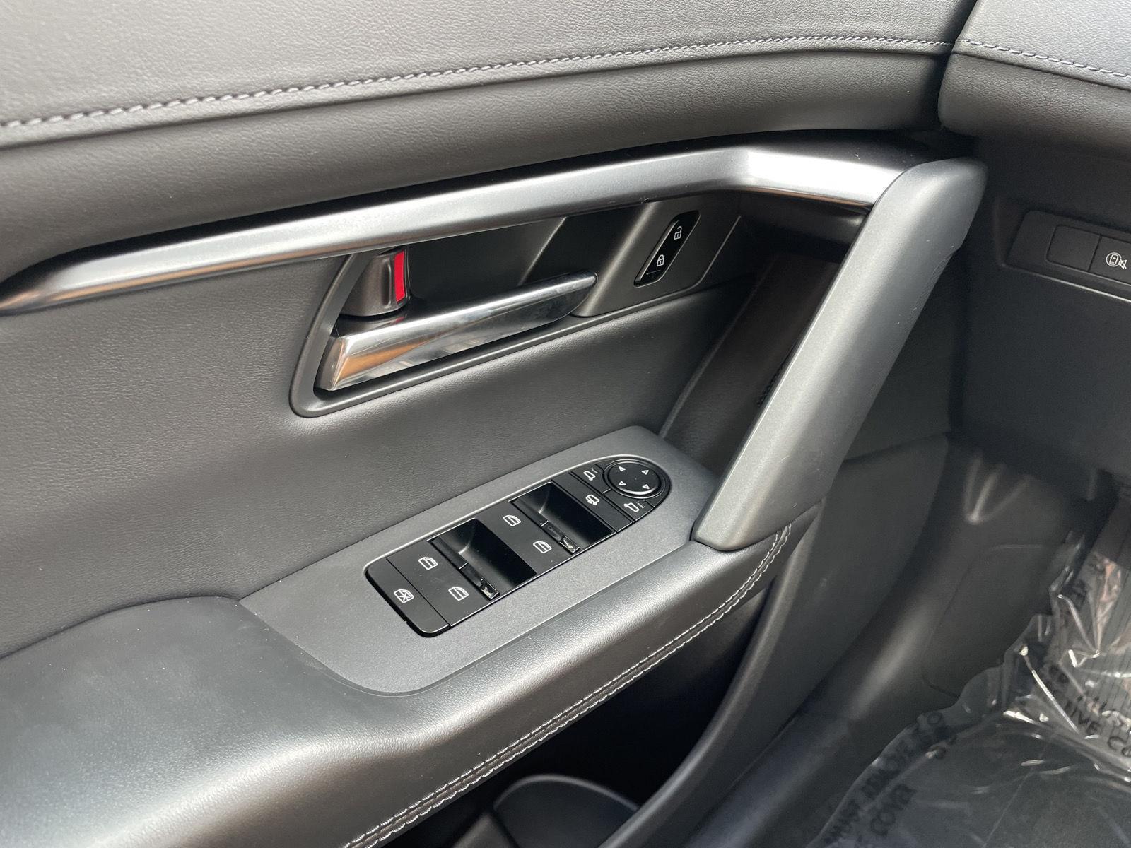 Vehicle photo 24