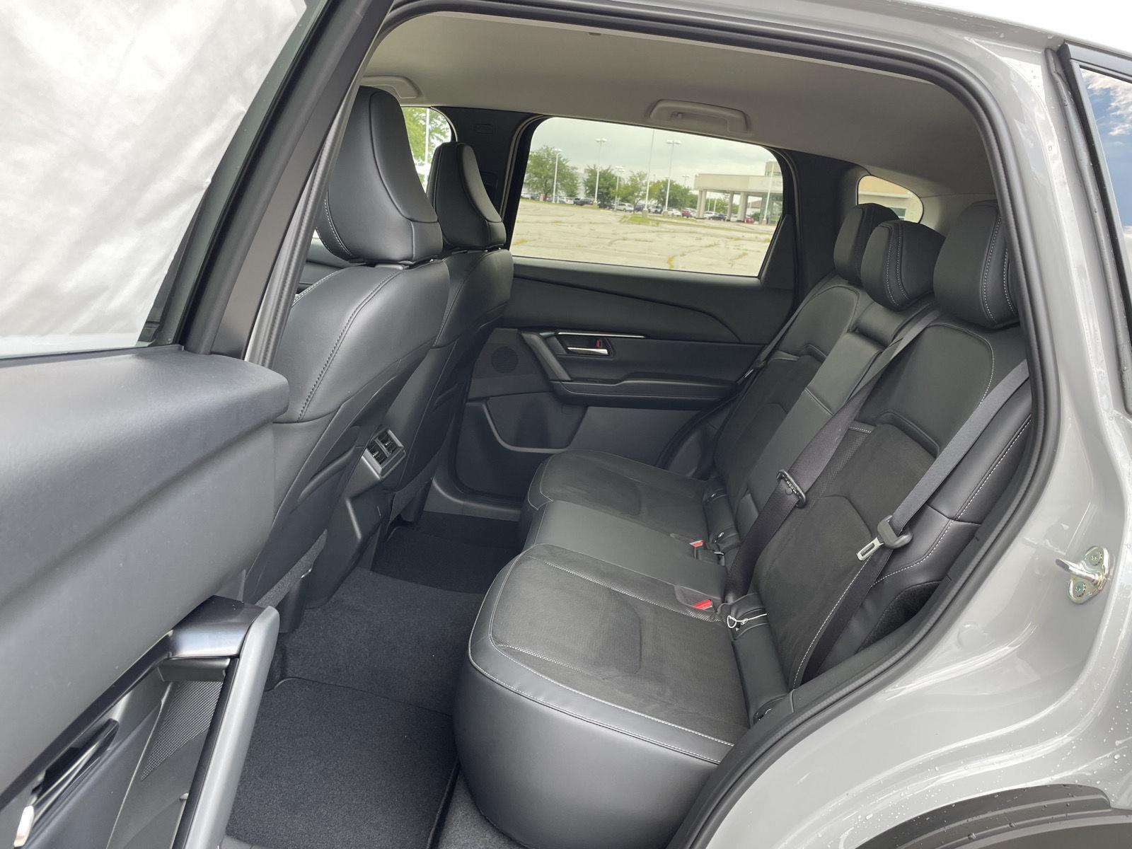 Vehicle photo 19