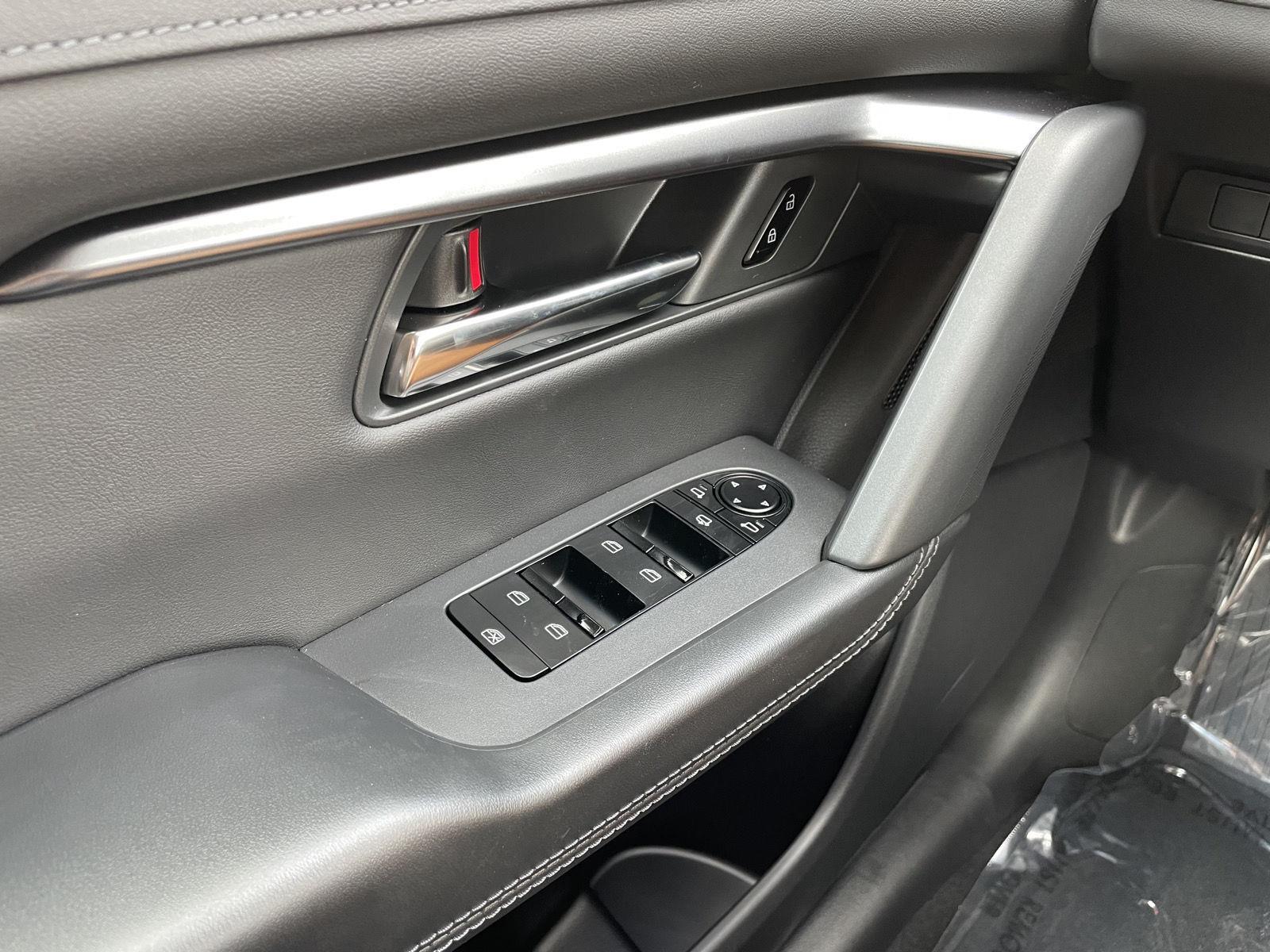 Vehicle photo 24