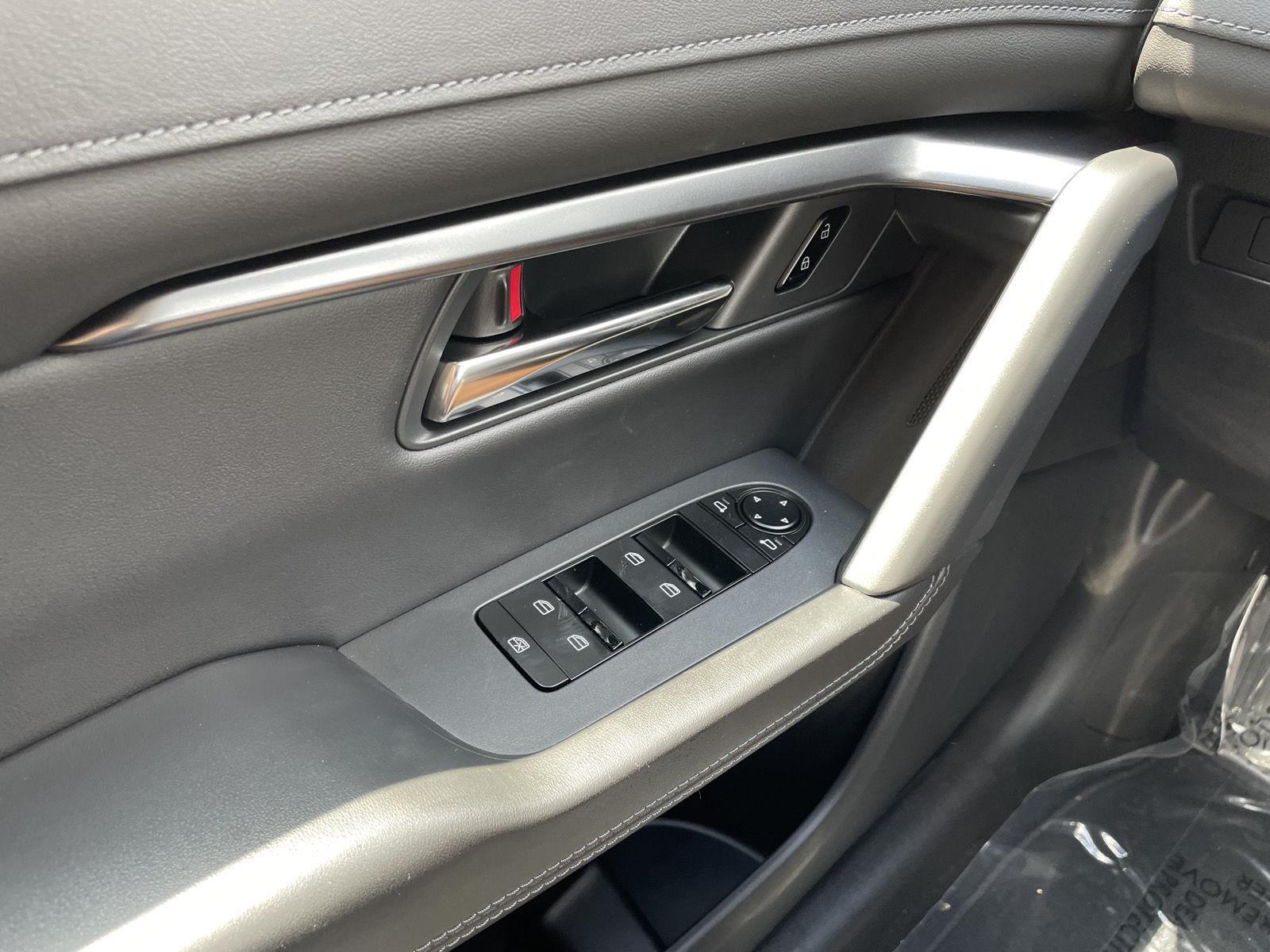 Vehicle photo 24
