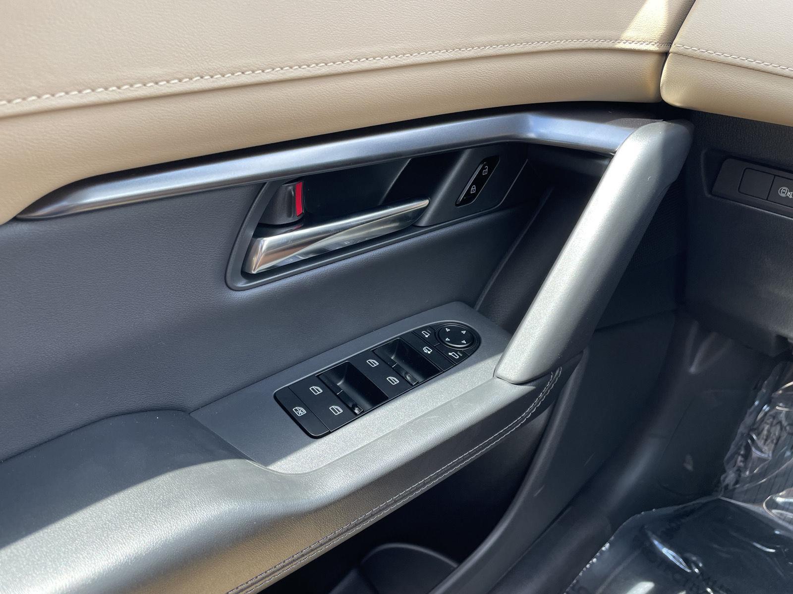 Vehicle photo 27