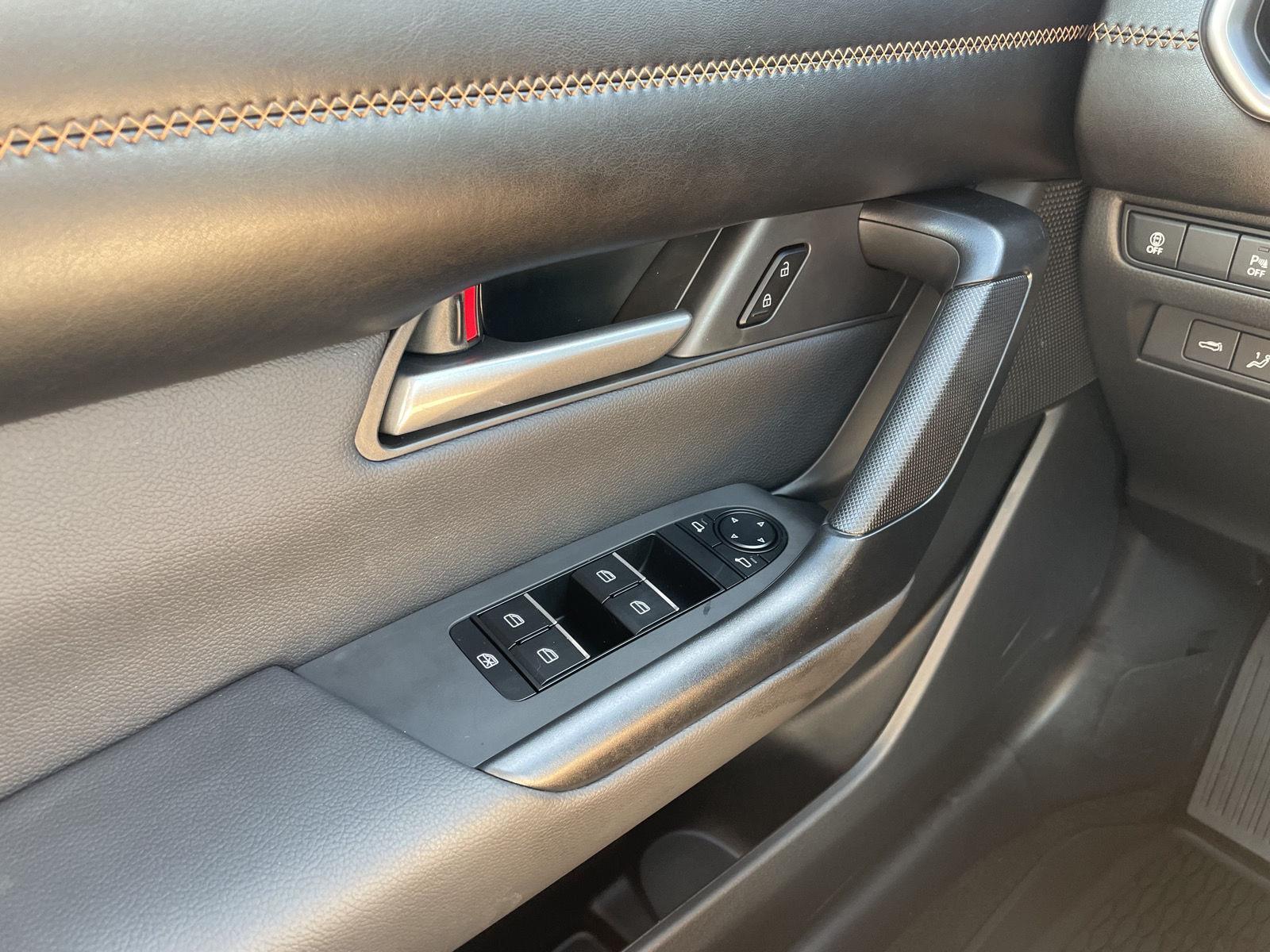 Vehicle photo 28