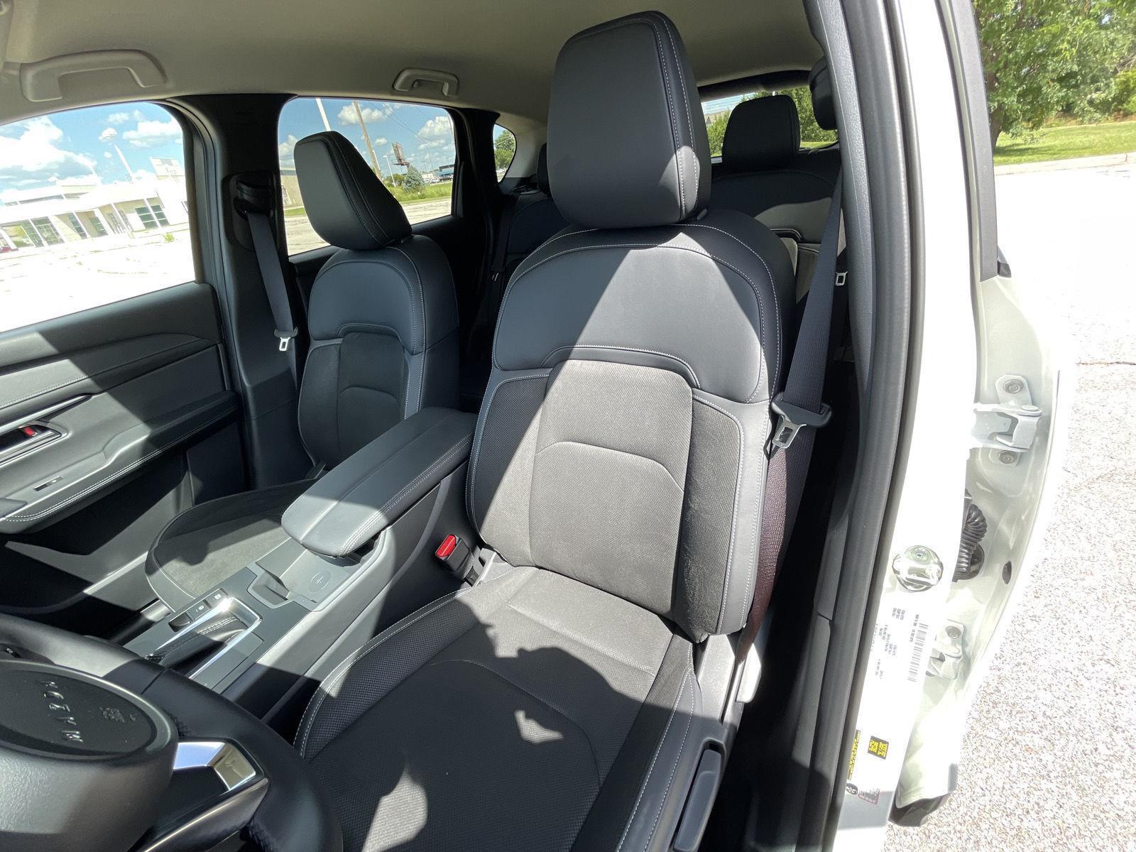 Vehicle photo 17