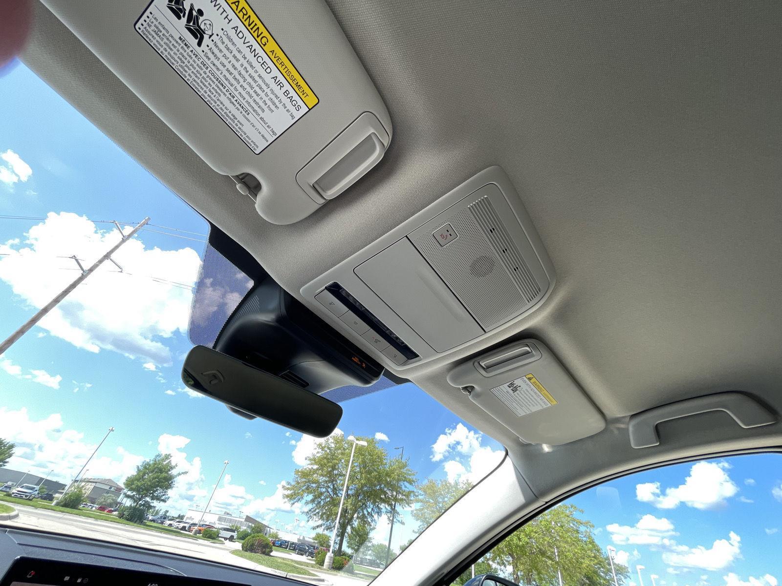 Vehicle photo 20