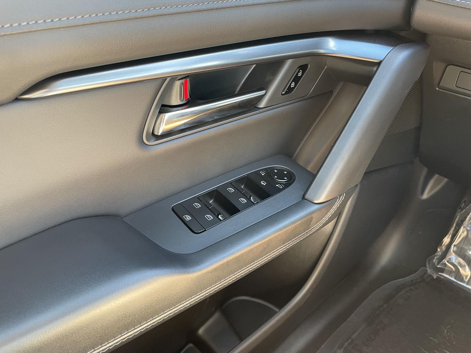 Vehicle photo 23