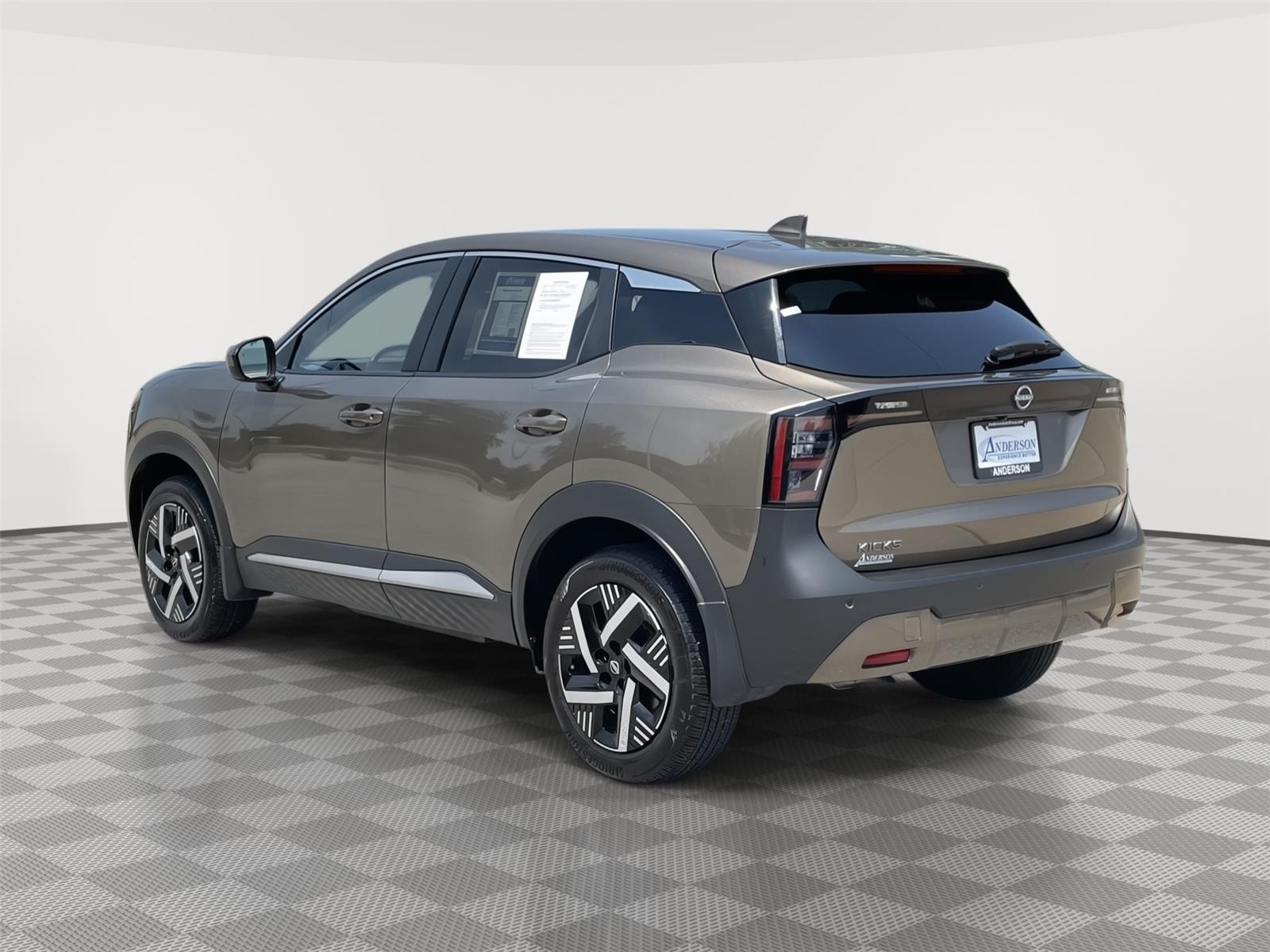 Vehicle photo 9