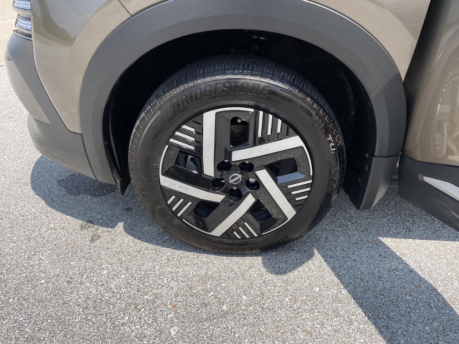 Vehicle photo 10