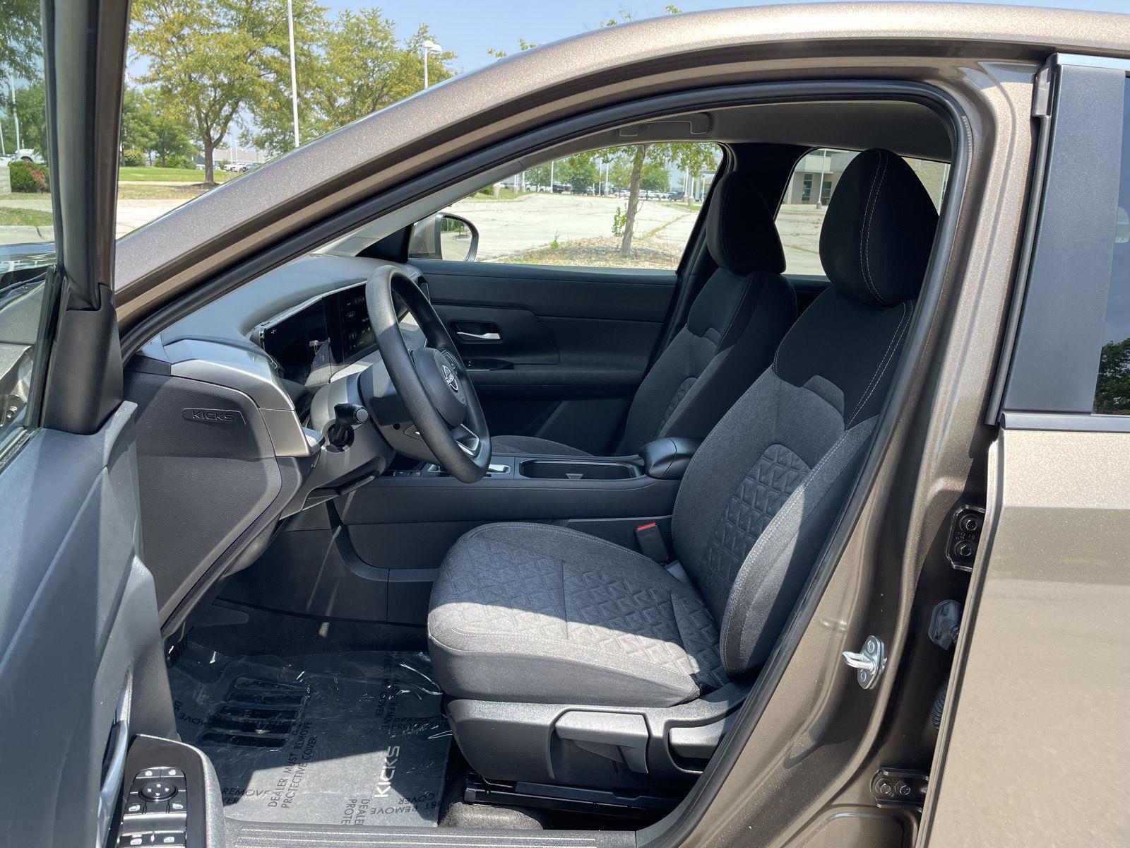 Vehicle photo 17