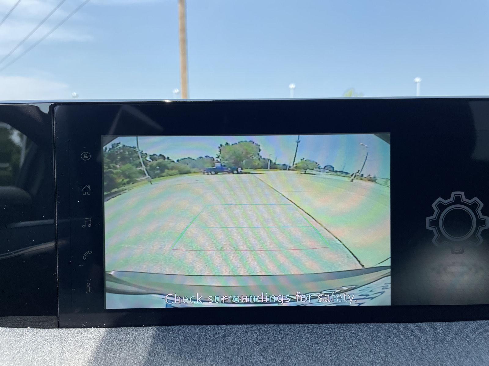 Vehicle photo 23