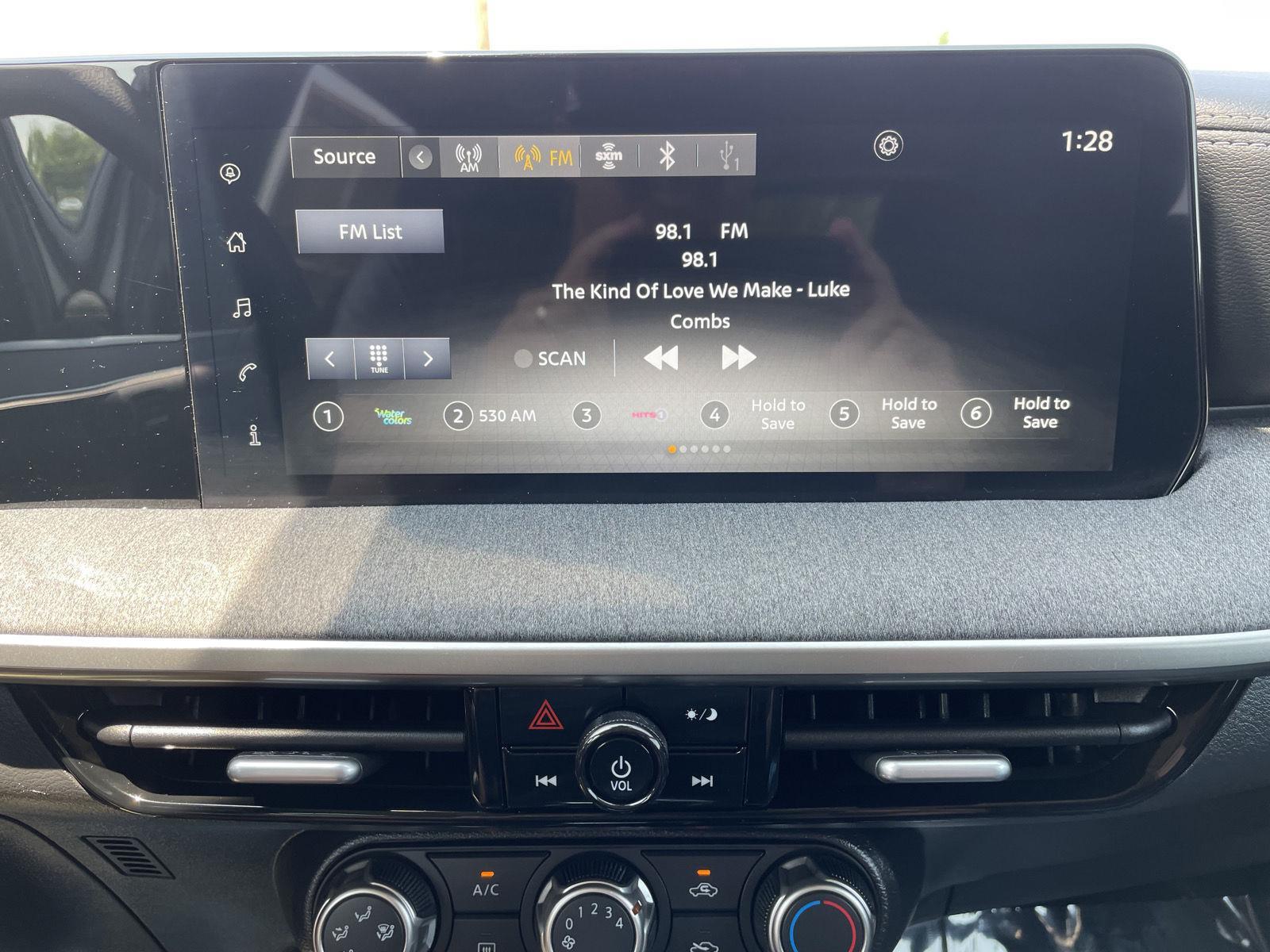 Vehicle photo 25