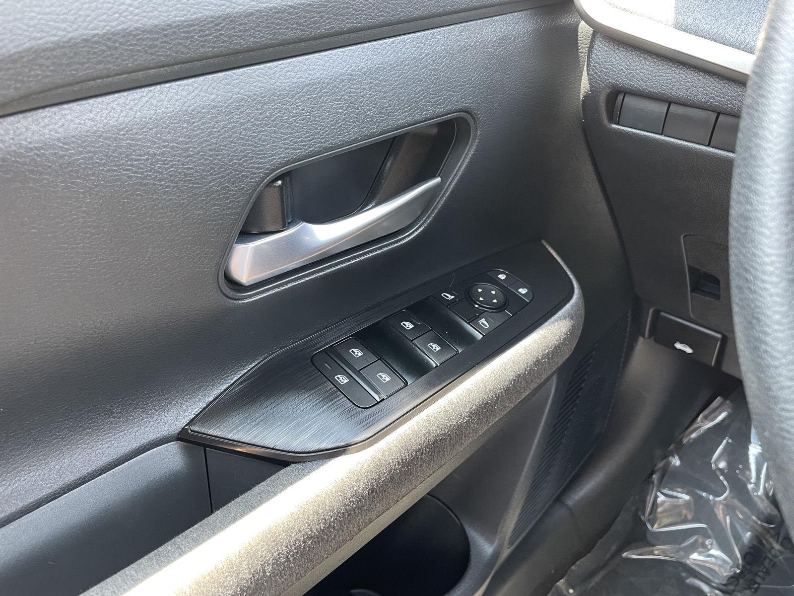 Vehicle photo 28