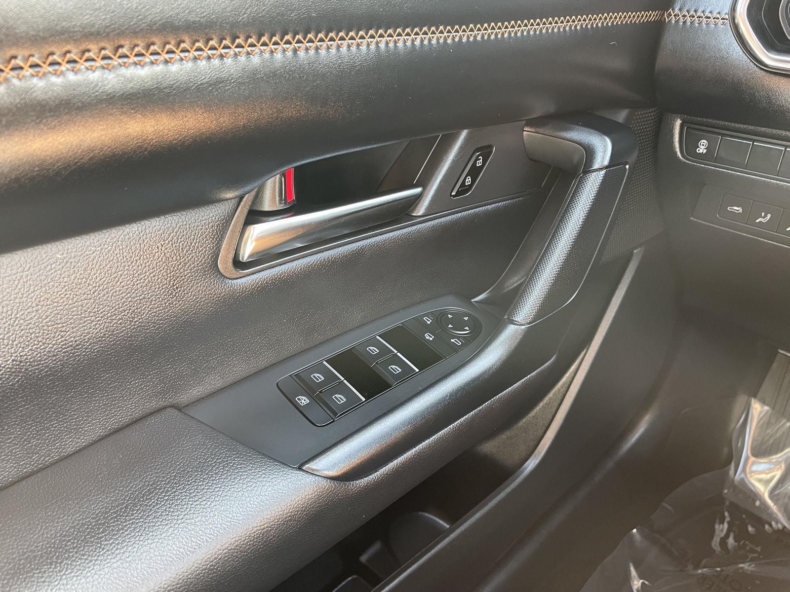Vehicle photo 29