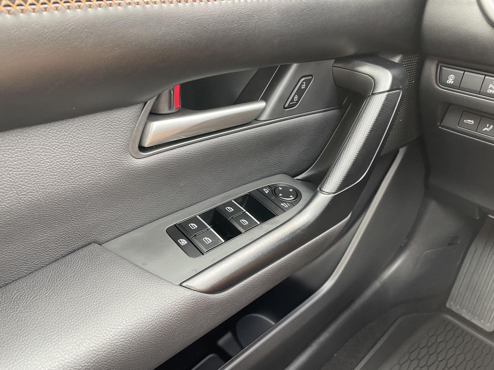 Vehicle photo 28