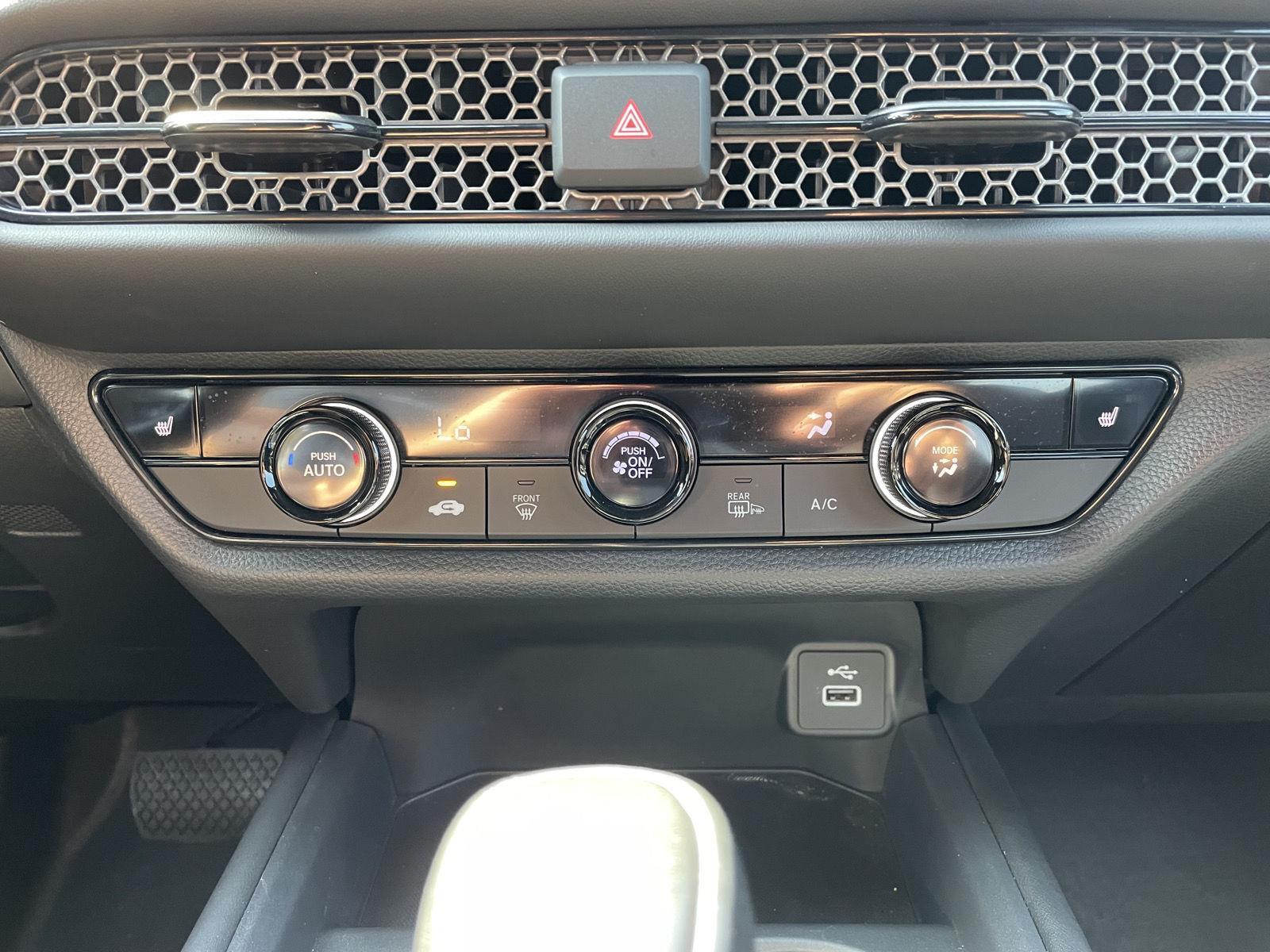 Vehicle photo 26