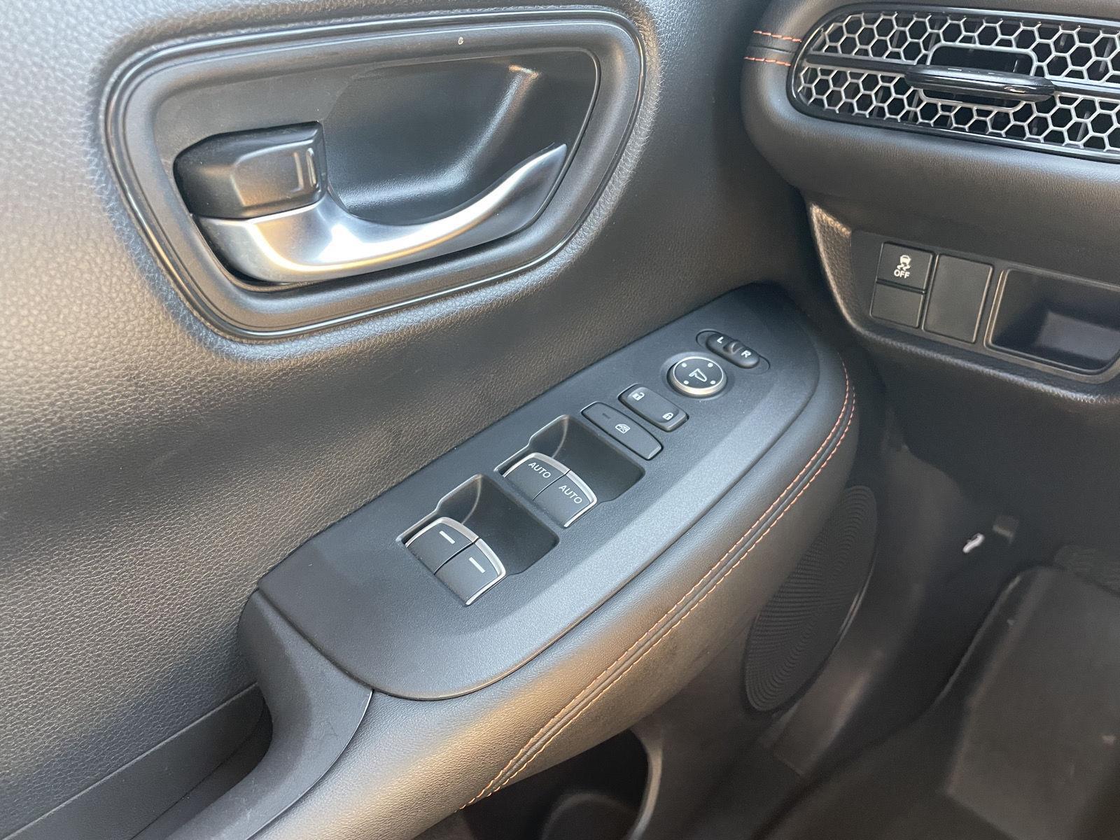 Vehicle photo 29