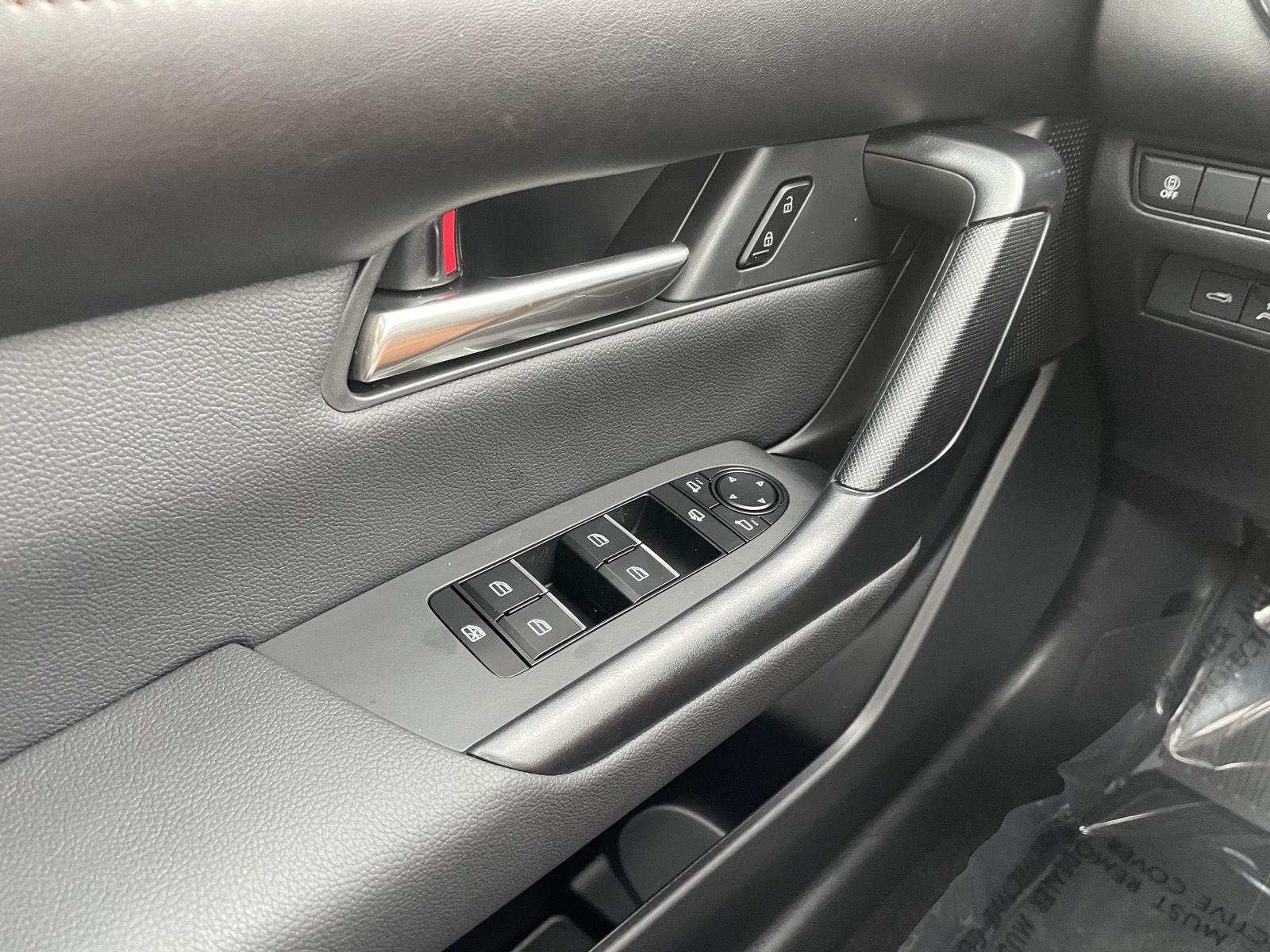Vehicle photo 29