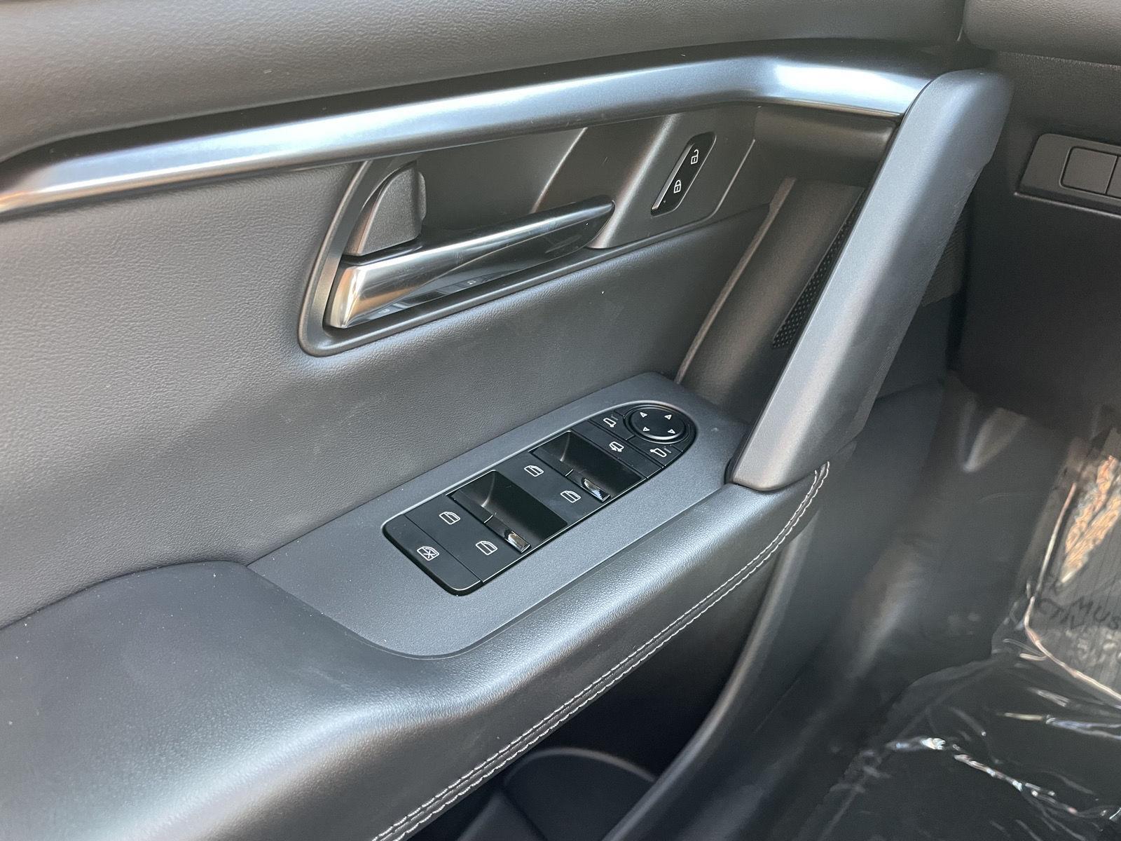 Vehicle photo 26