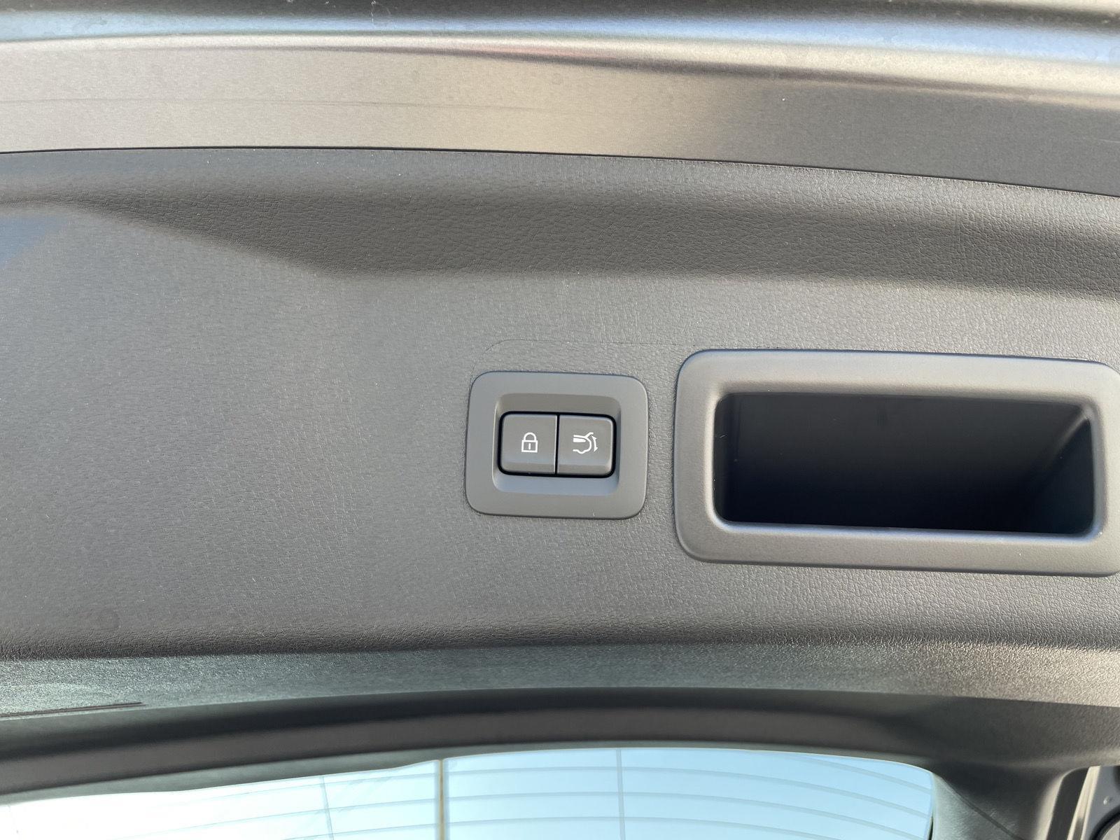Vehicle photo 34