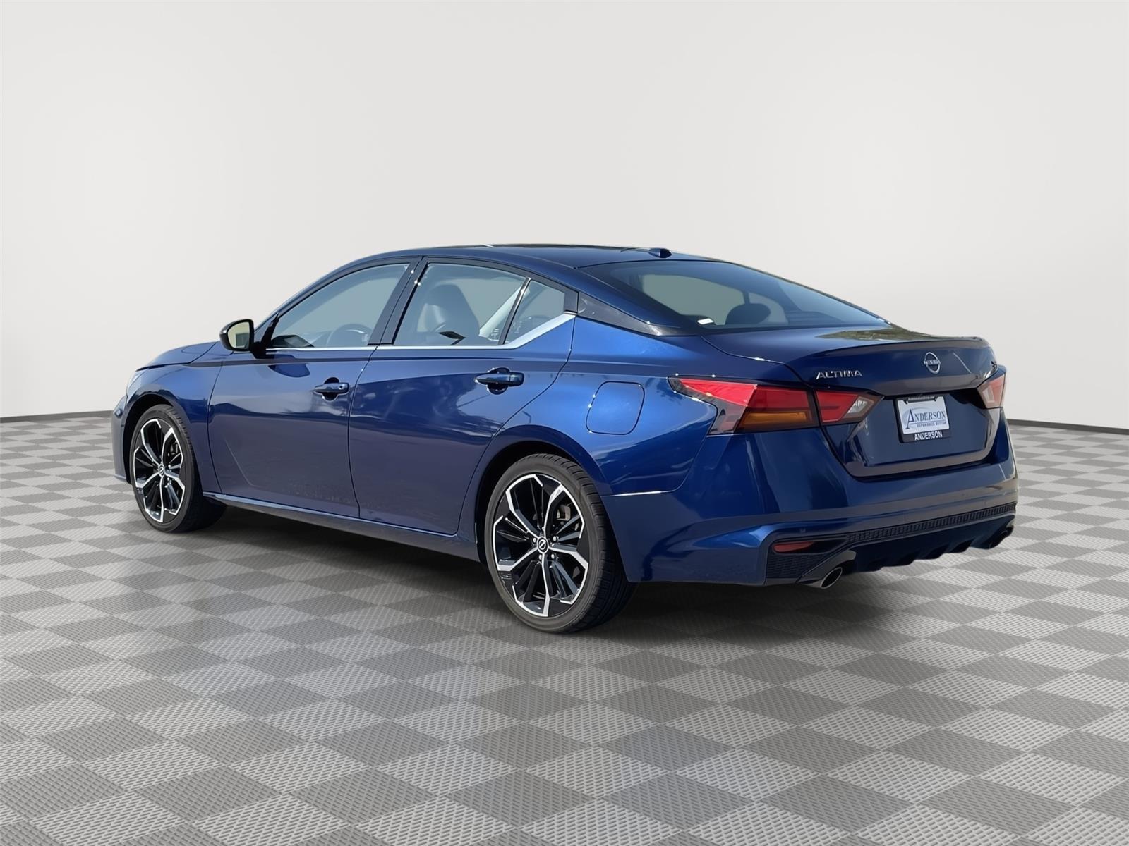 Vehicle photo 9