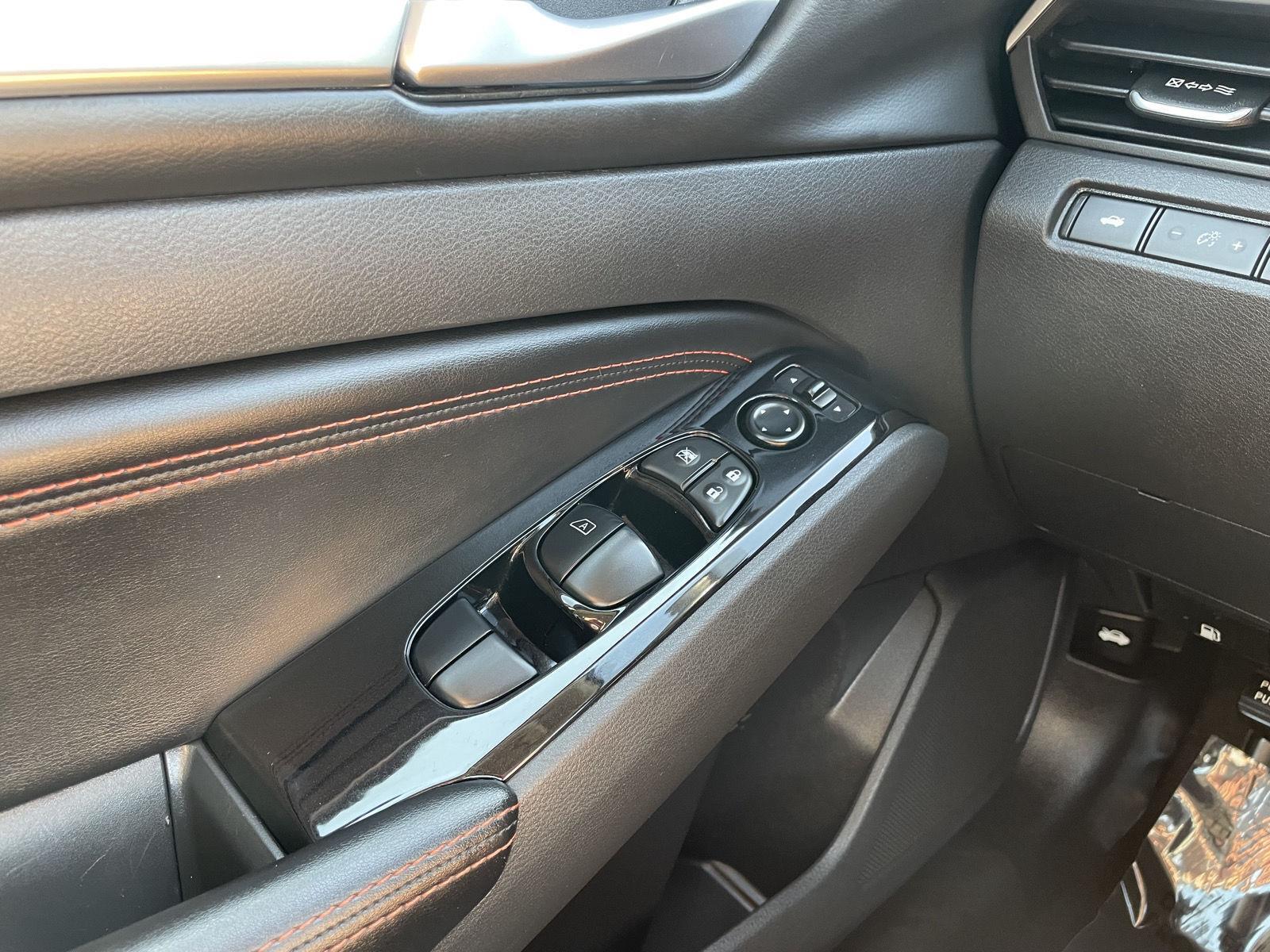 Vehicle photo 28
