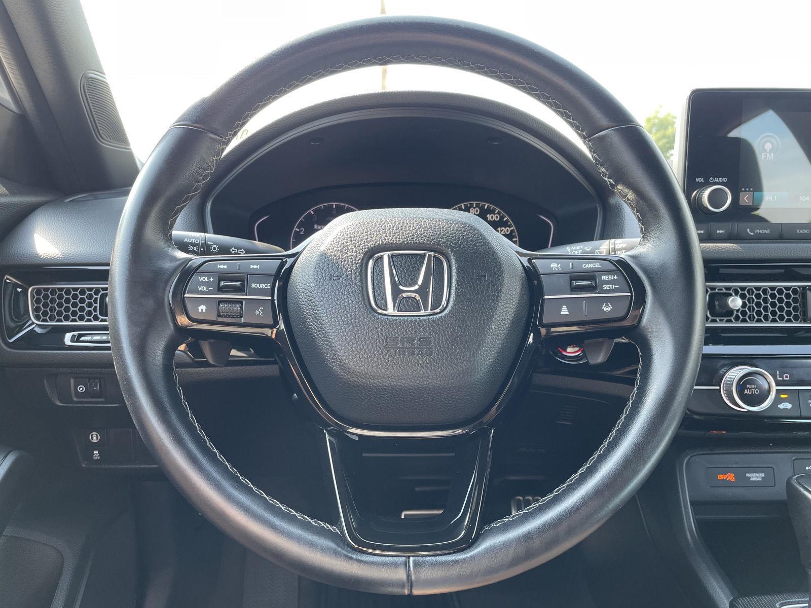 Vehicle photo 12